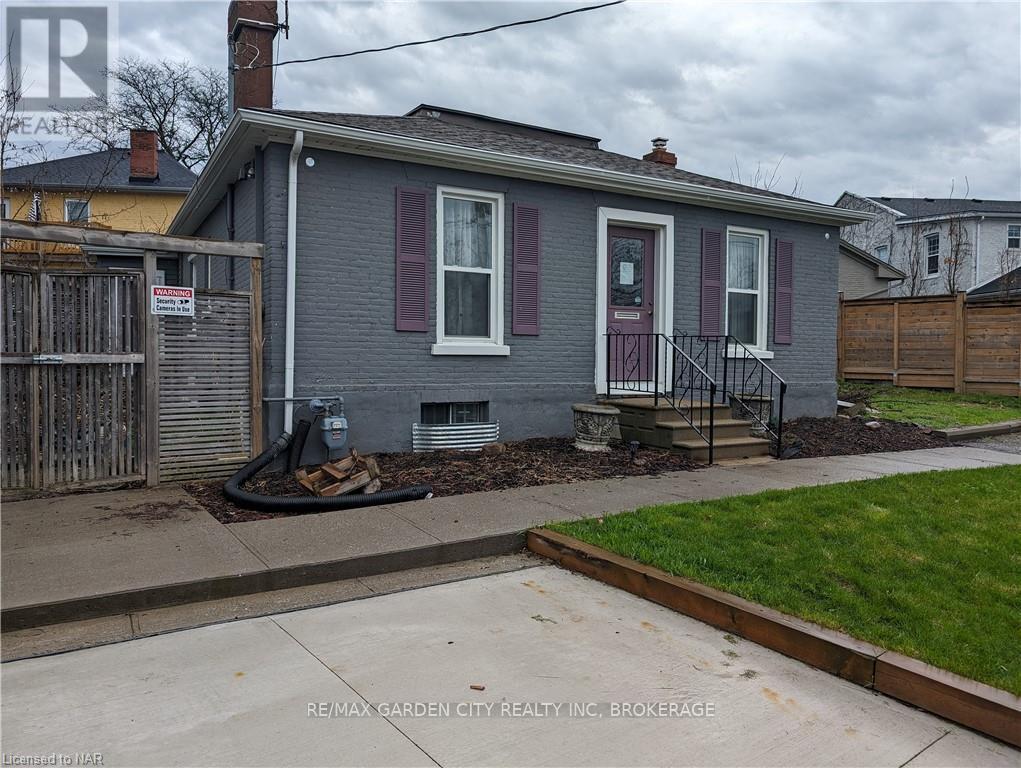 28 Lake Street, St. Catharines, Ontario  L2R 5W6 - Photo 1 - X8263900