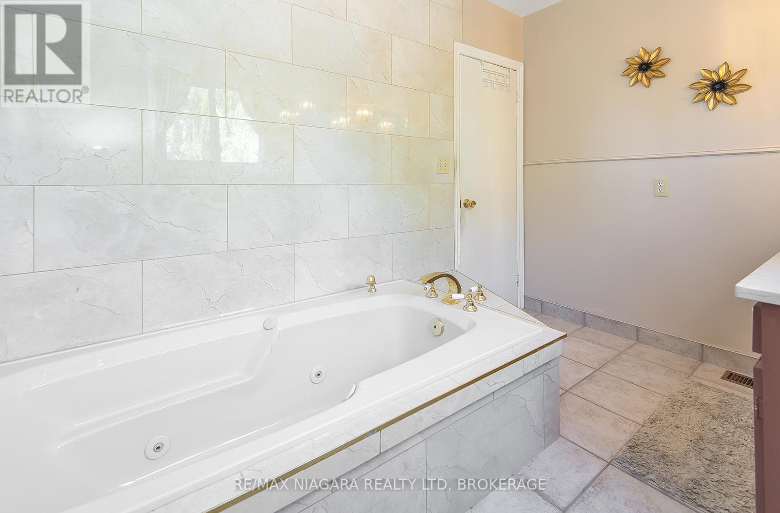 140 Lakeshore Road, Fort Erie, Ontario  L2A 1B2 - Photo 49 - X11995455