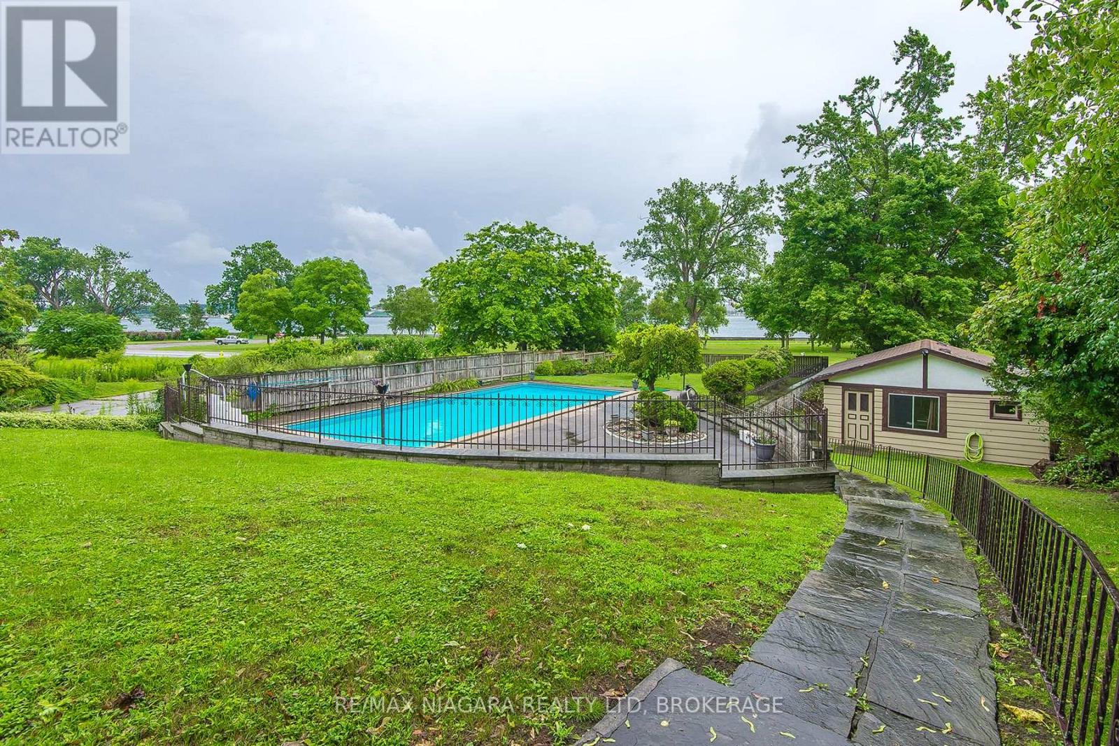 140 Lakeshore Road, Fort Erie, Ontario  L2A 1B2 - Photo 6 - X11995455
