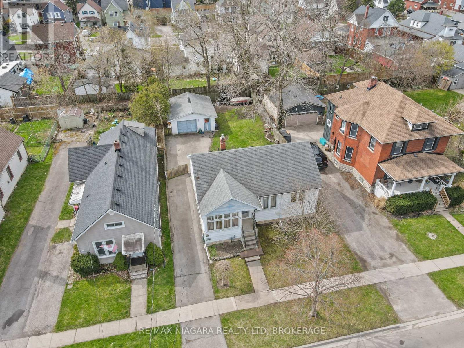 215 Phipps Street, Fort Erie, Ontario  L2A 2V4 - Photo 1 - X12103583