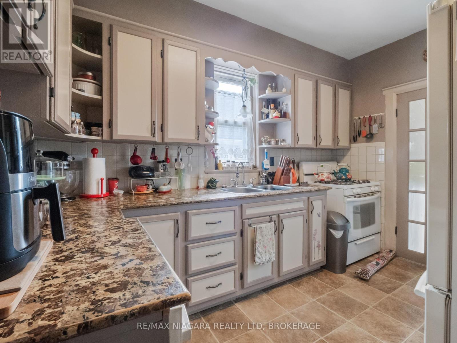 215 Phipps Street, Fort Erie, Ontario  L2A 2V4 - Photo 10 - X12103583