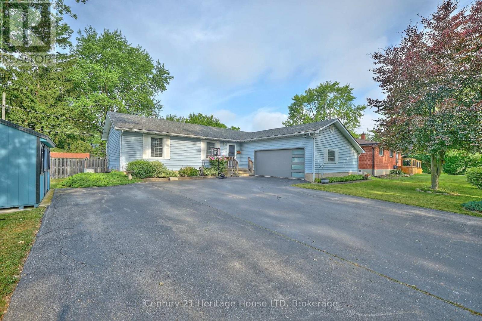 655 Parkdale Avenue, Fort Erie, Ontario  L2A 5B5 - Photo 1 - X12366378