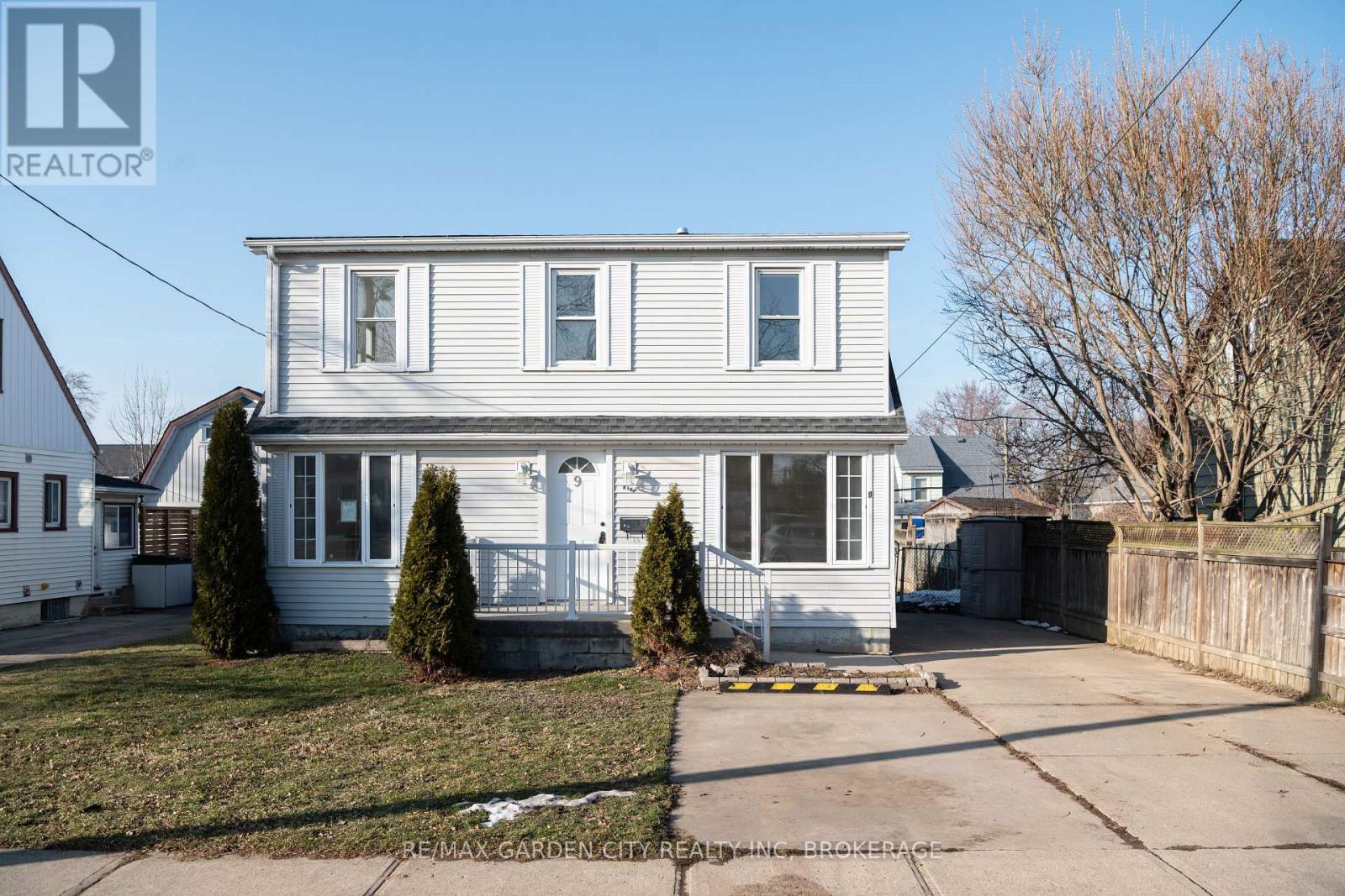 9 Fir Avenue, St. Catharines, Ontario  L2P 1B6 - Photo 1 - X12860528