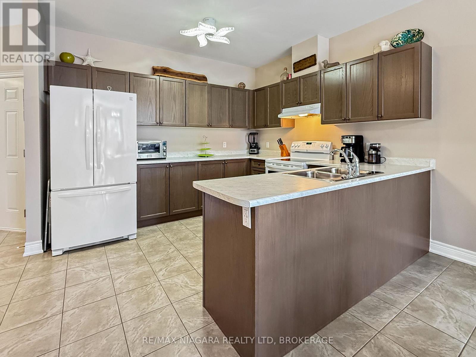 1041 Meadowood Street, Fort Erie, Ontario  L2A 5B9 - Photo 10 - X12982192