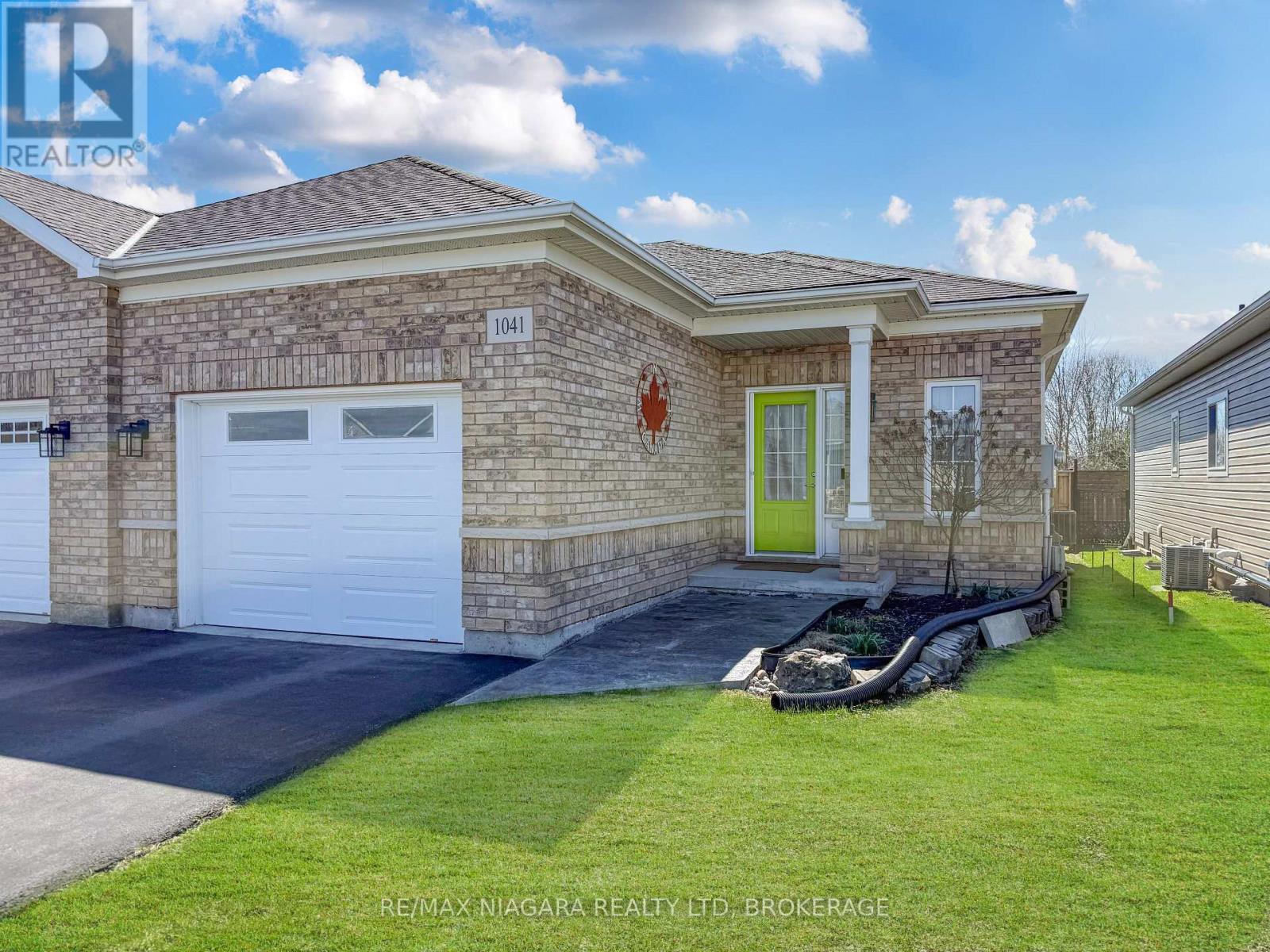 1041 Meadowood Street, Fort Erie, Ontario  L2A 5B9 - Photo 2 - X12982192