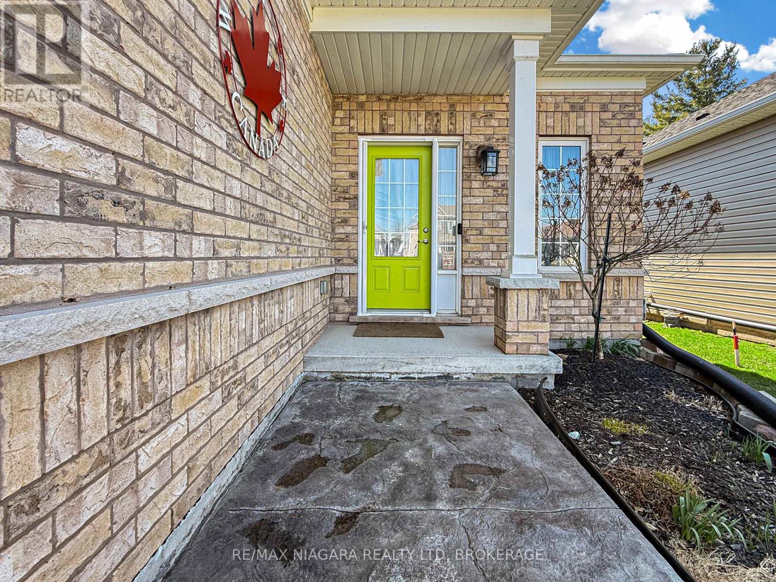 1041 Meadowood Street, Fort Erie, Ontario  L2A 5B9 - Photo 3 - X12982192