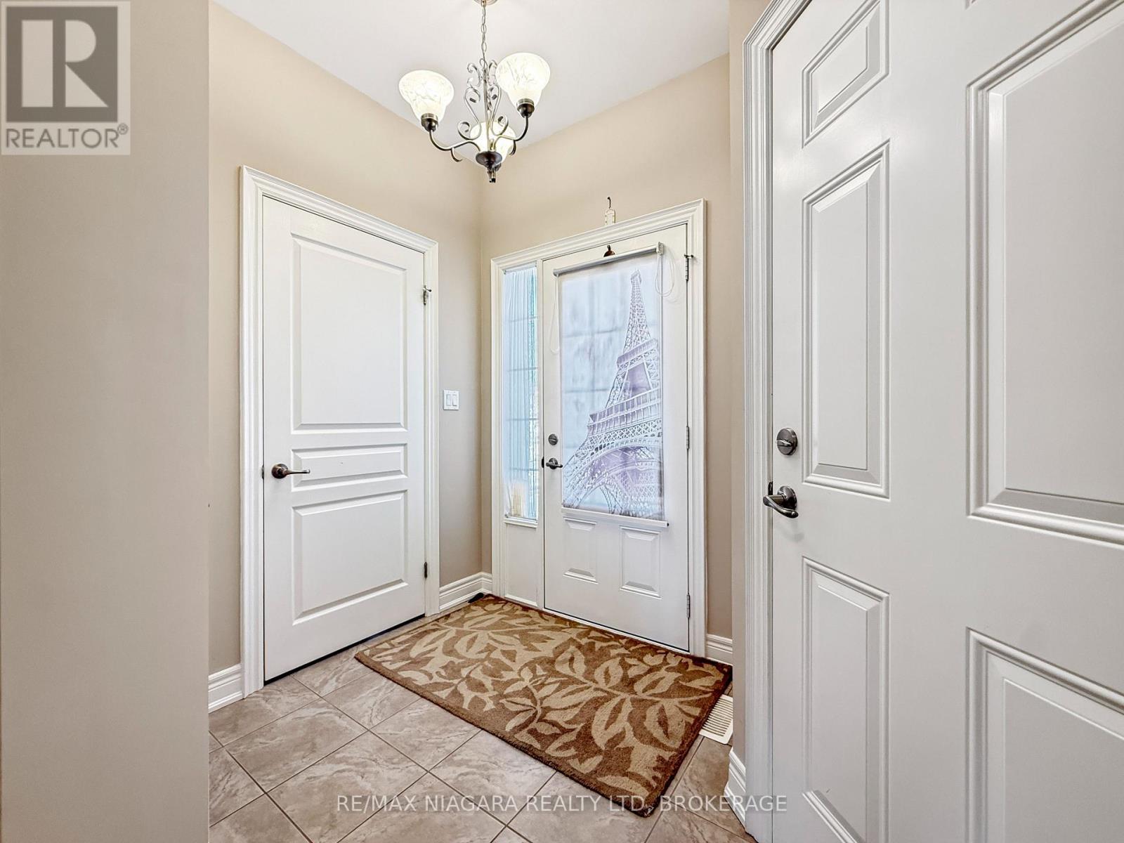1041 Meadowood Street, Fort Erie, Ontario  L2A 5B9 - Photo 4 - X12982192