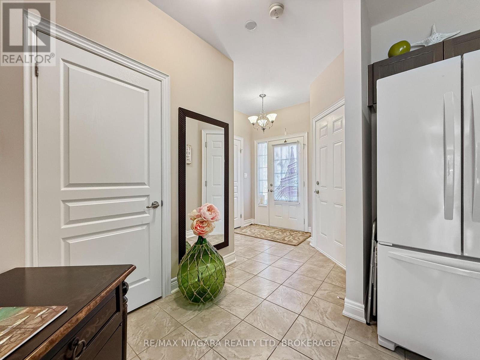 1041 Meadowood Street, Fort Erie, Ontario  L2A 5B9 - Photo 5 - X12982192