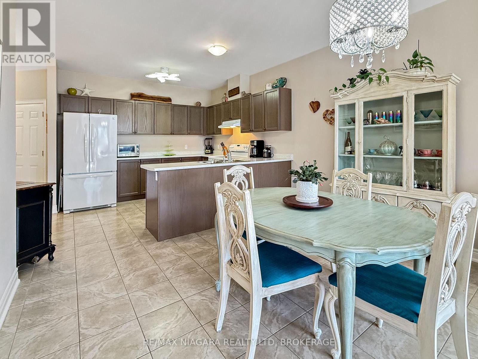 1041 Meadowood Street, Fort Erie, Ontario  L2A 5B9 - Photo 9 - X12982192