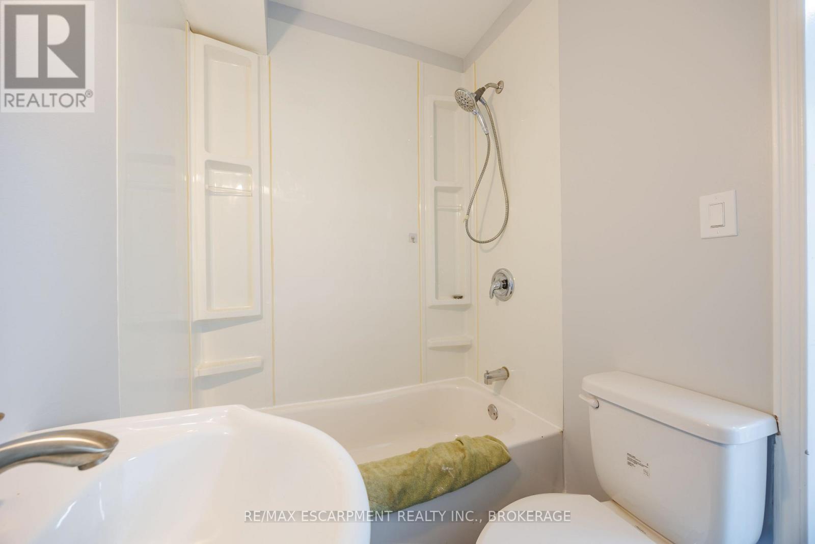 13 Chestnut Lane, St. Catharines, Ontario  L2T 1G3 - Photo 7 - X13044862