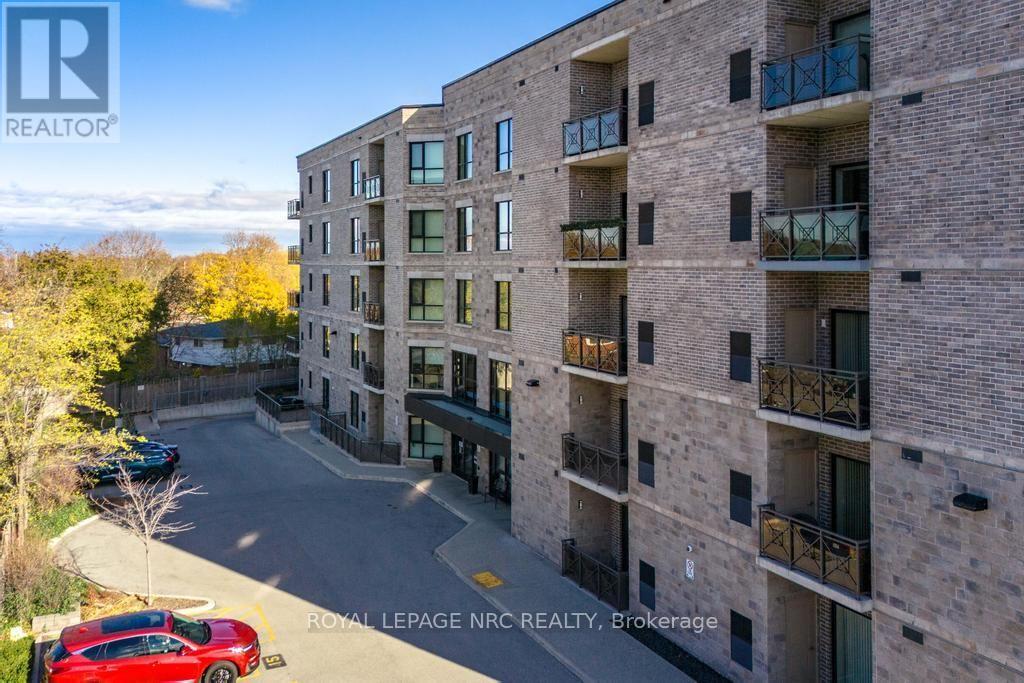 305 - 379 Scott Street, St. Catharines, Ontario  L2M 3W2 - Photo 2 - X13095460