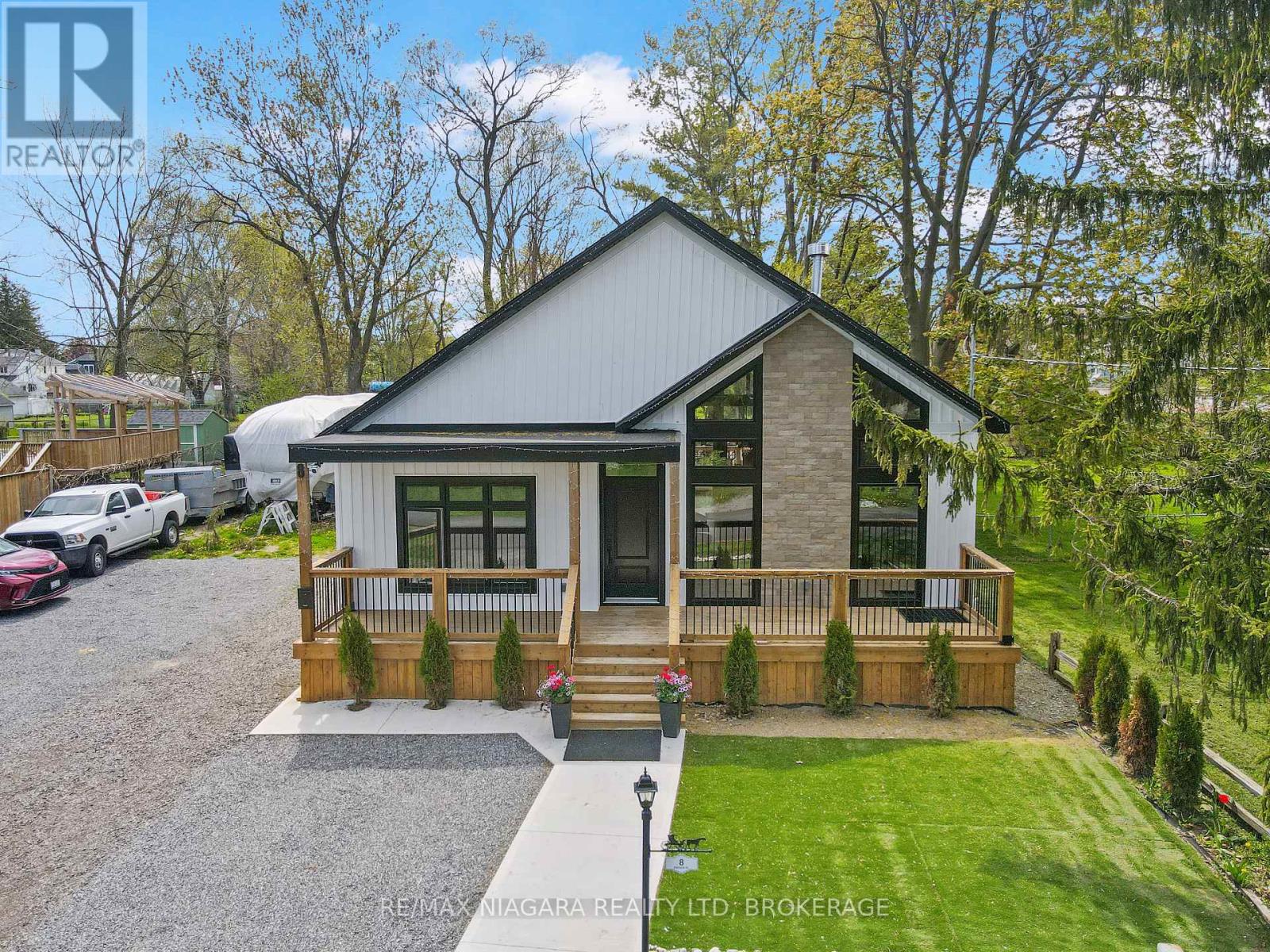 8 Adelaide Street, Fort Erie, Ontario  L2A 5K5 - Photo 2 - X13141006