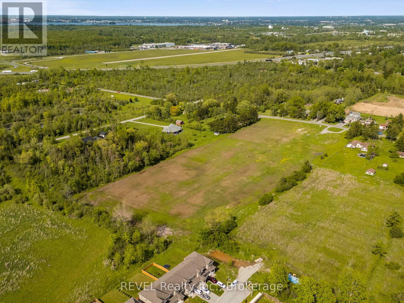 1257 Pettit Road W, Fort Erie, Ontario  L2A 5A4 - Photo 1 - X13228984