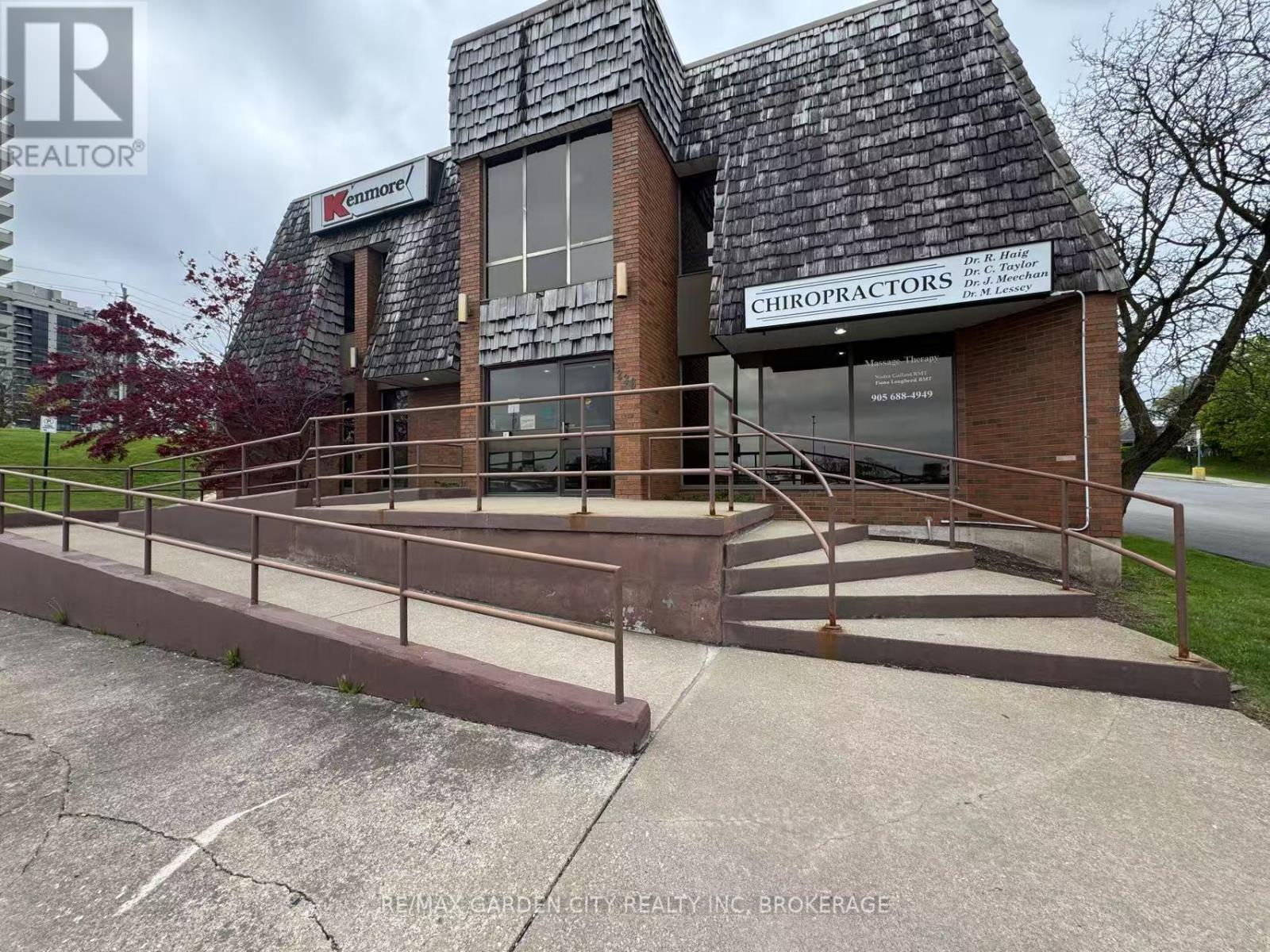 2nd Floor - 236 Glenridge Avenue, St. Catharines, Ontario  L2T 3J9 - Photo 1 - X13458622