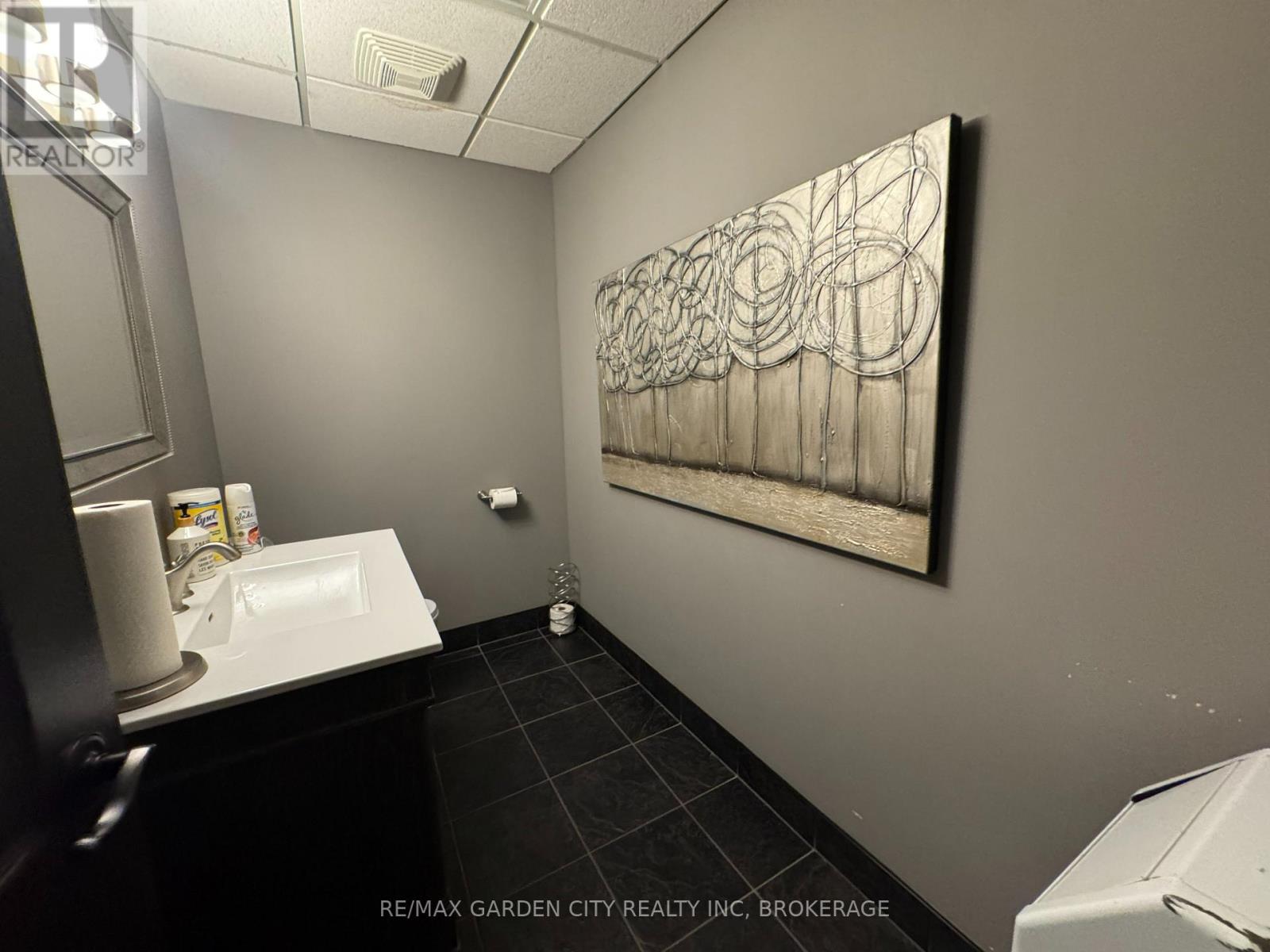 2nd Floor - 236 Glenridge Avenue, St. Catharines, Ontario  L2T 3J9 - Photo 15 - X13458622