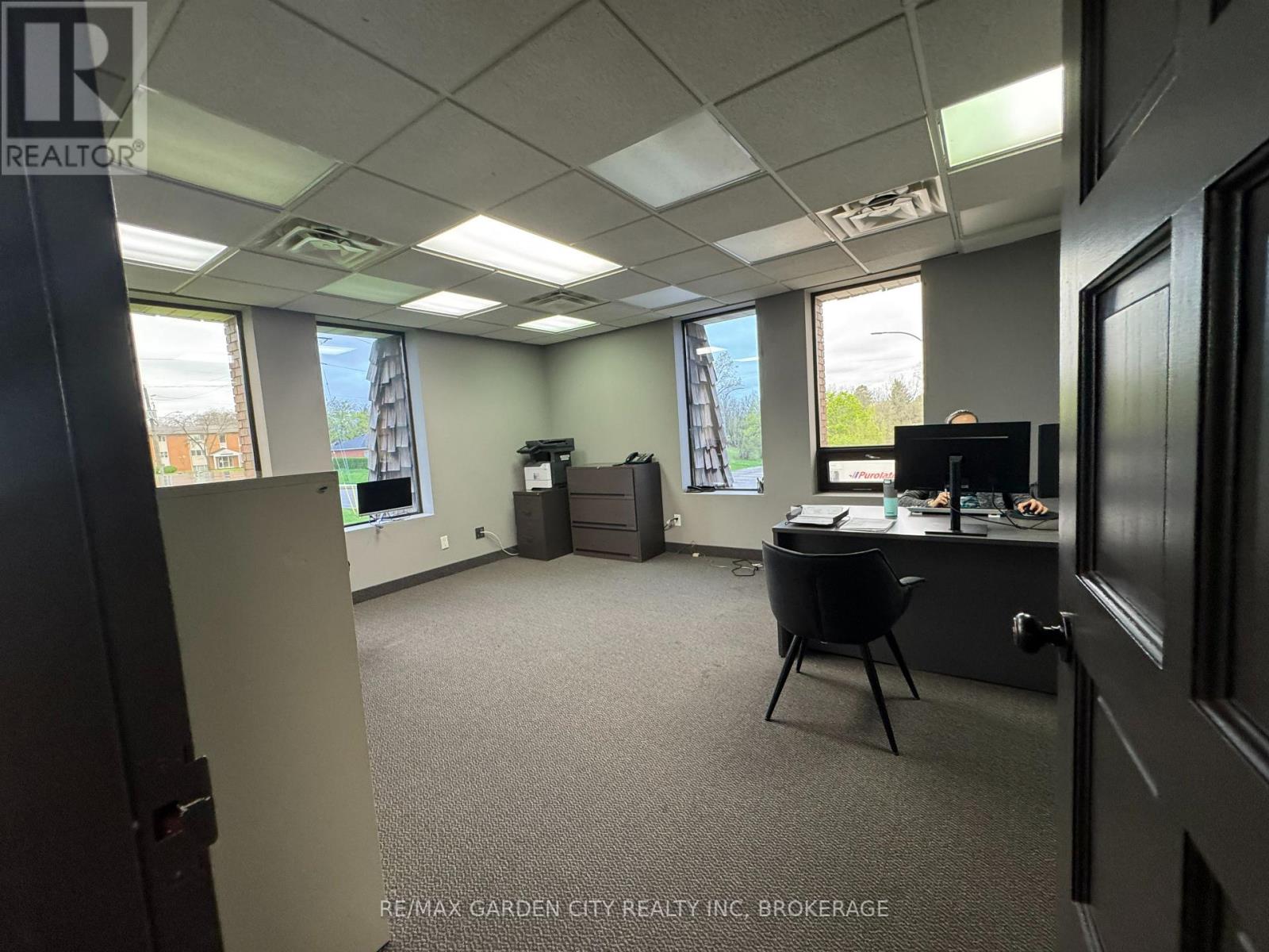 2nd Floor - 236 Glenridge Avenue, St. Catharines, Ontario  L2T 3J9 - Photo 8 - X13458622