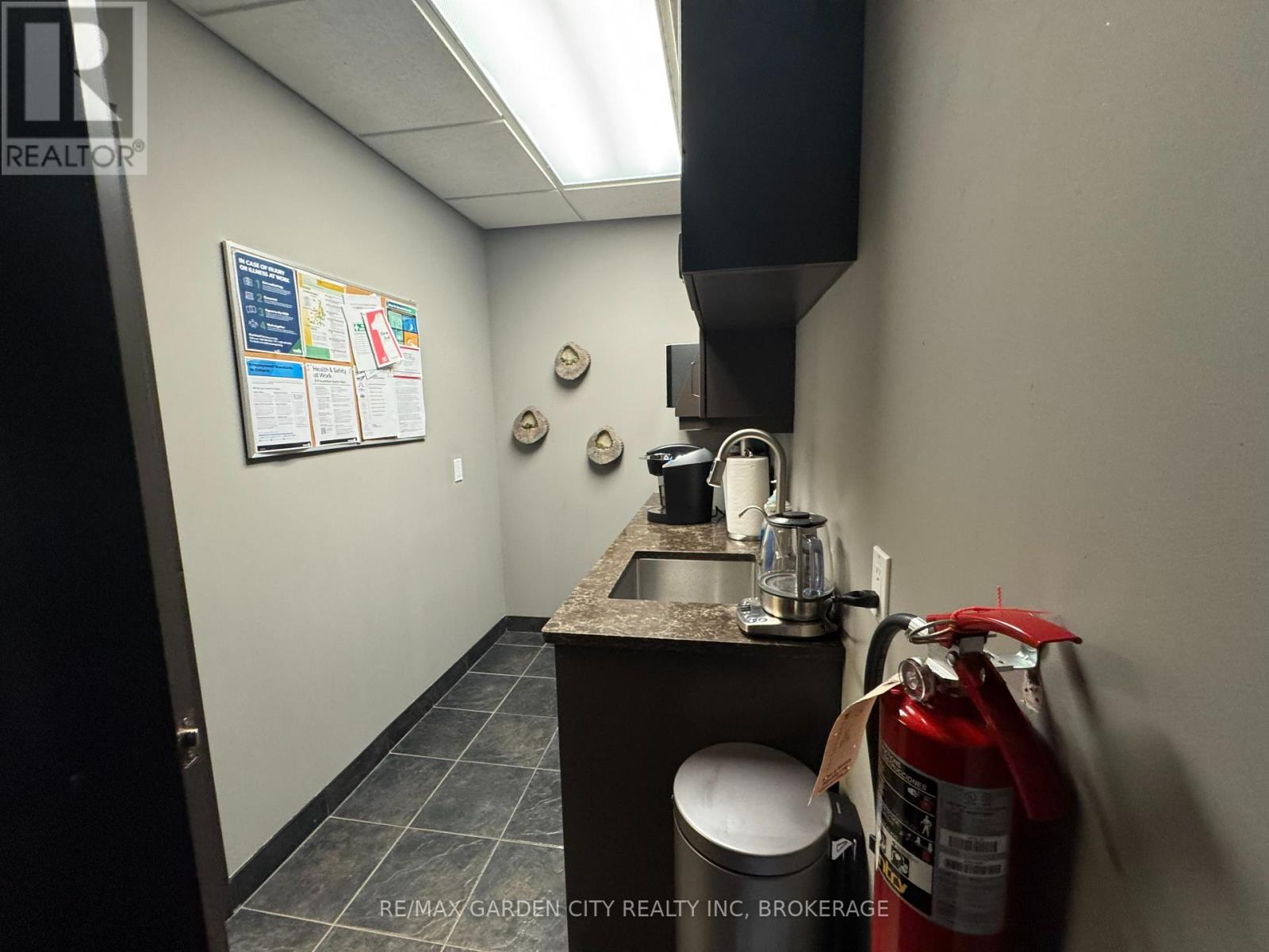 2nd Floor - 236 Glenridge Avenue, St. Catharines, Ontario  L2T 3J9 - Photo 9 - X13458622