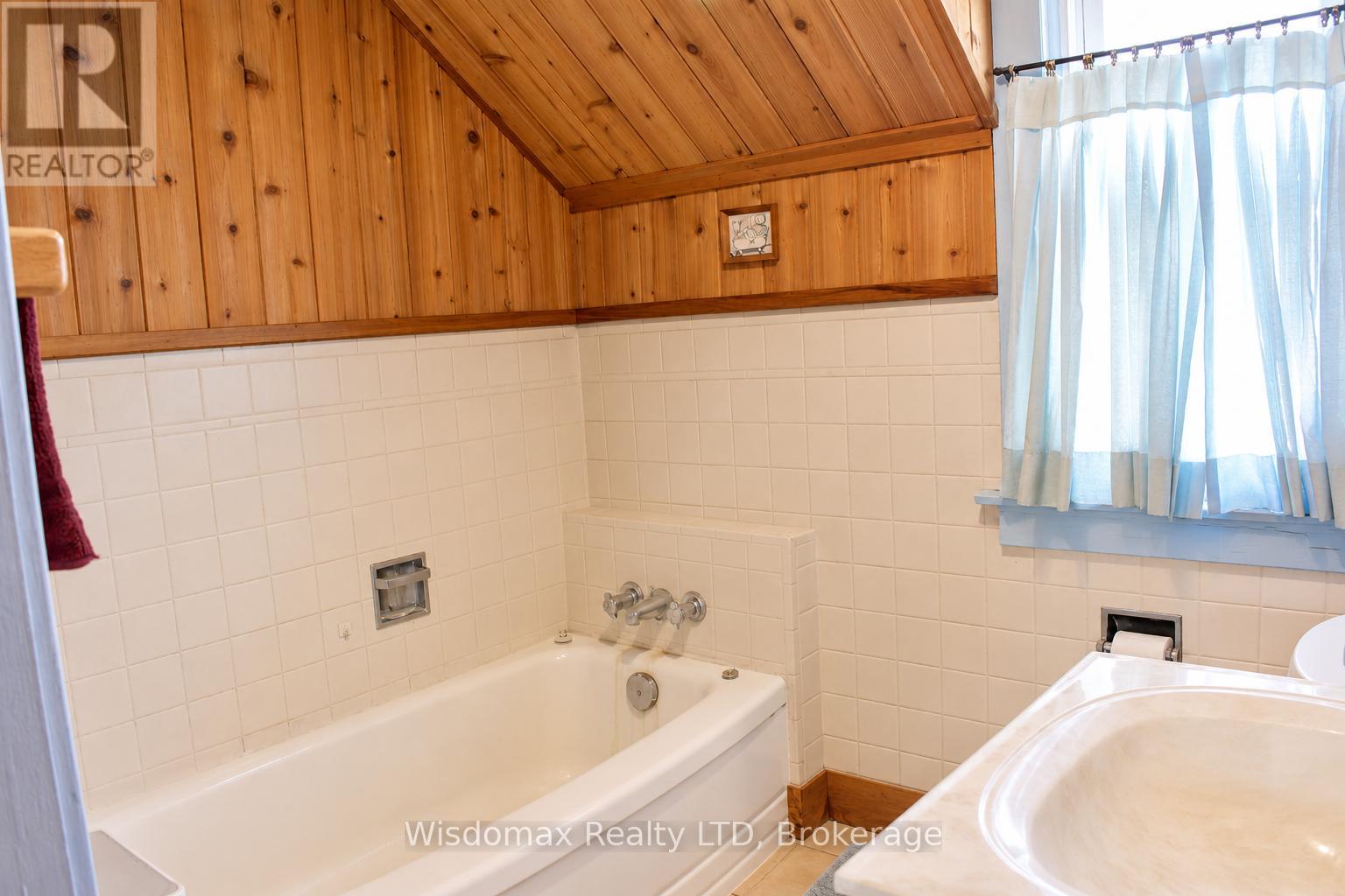 10 Rose Avenue, Thorold, Ontario  L2V 3C3 - Photo 19 - X13465326
