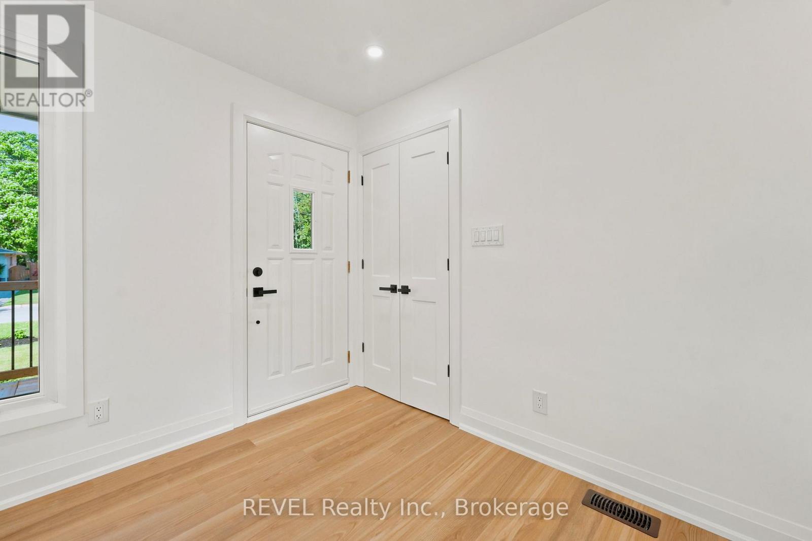 72 Prince Charles Drive, St. Catharines, Ontario  L2N 3Z1 - Photo 5 - X13473058