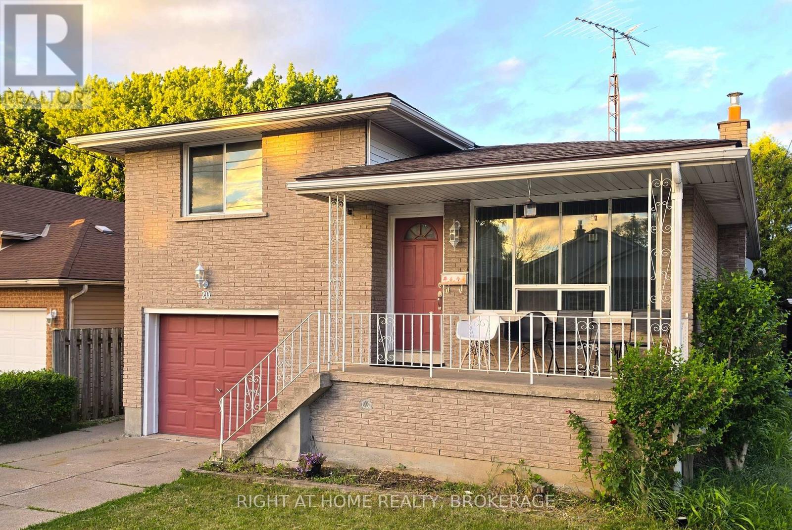 20 Augusta Avenue, St. Catharines, Ontario  L2M 5R2 - Photo 2 - X13488566