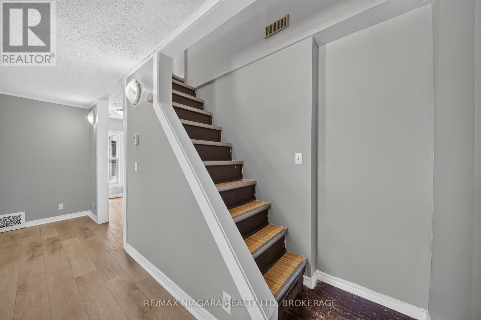 4454 Huron Street, Niagara Falls, Ontario  L2E 2H2 - Photo 18 - X13508944
