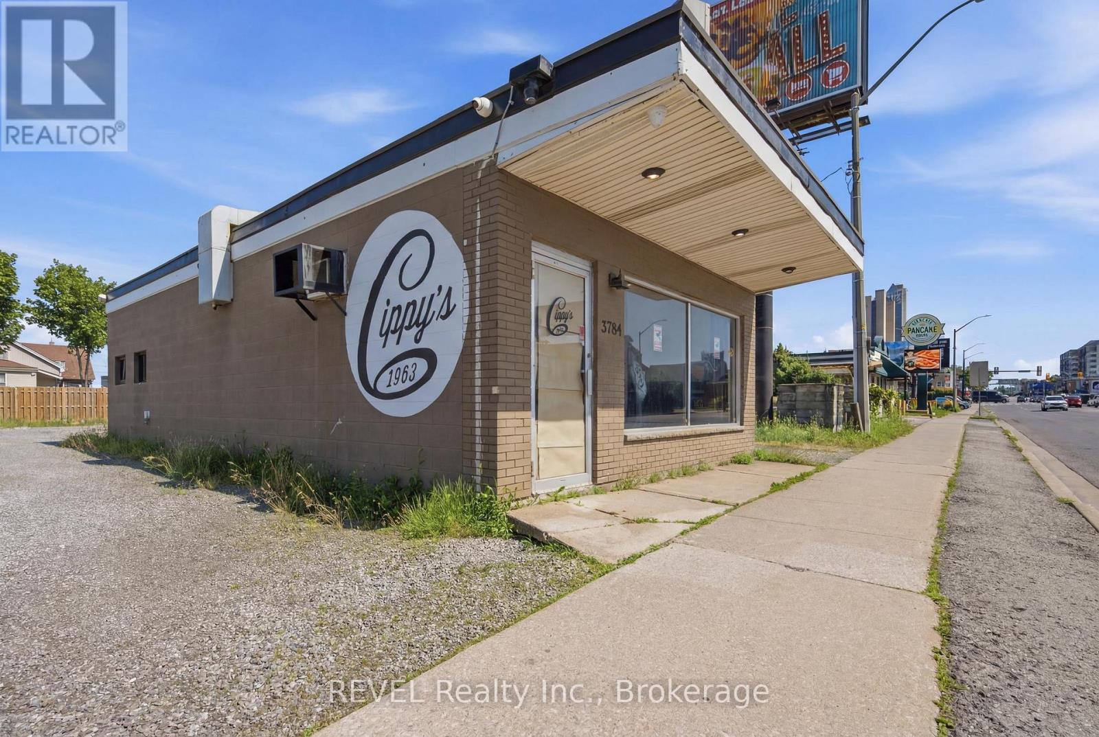 5784 Stanley Avenue, Niagara Falls, Ontario  L2G 3X7 - Photo 2 - X13520458