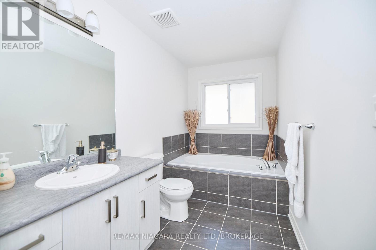 3595 Carolina Court, Fort Erie, Ontario  L0S 1N0 - Photo 18 - X13535532