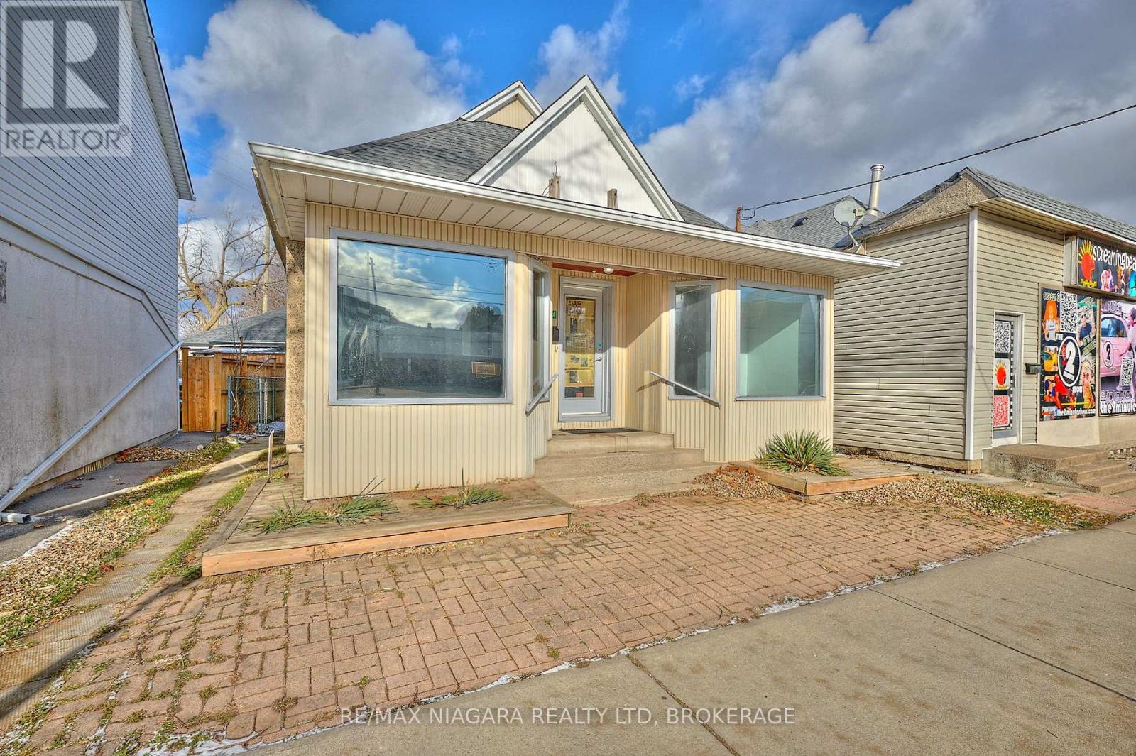 105a Welland Avenue, St. Catharines, Ontario  L2R 2H4 - Photo 1 - X13541874