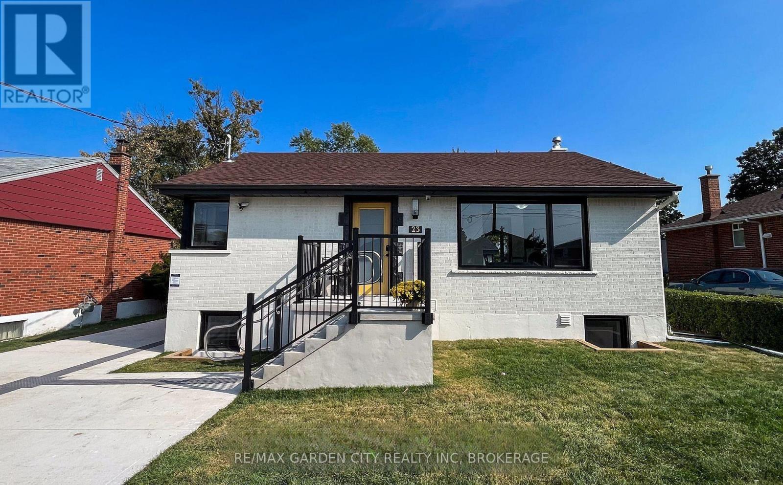 Main - 670 Upper Wentworth Street, Hamilton, Ontario  L9A 3R1 - Photo 1 - X13547652