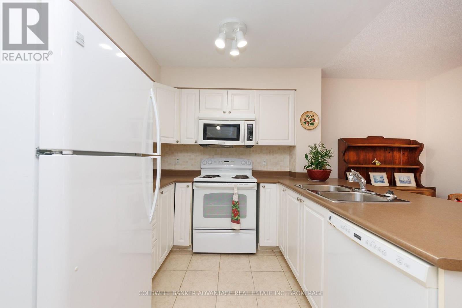 1208 - 330 Prince Charles Drive S, Welland, Ontario  L3C 7B3 - Photo 3 - X13559442