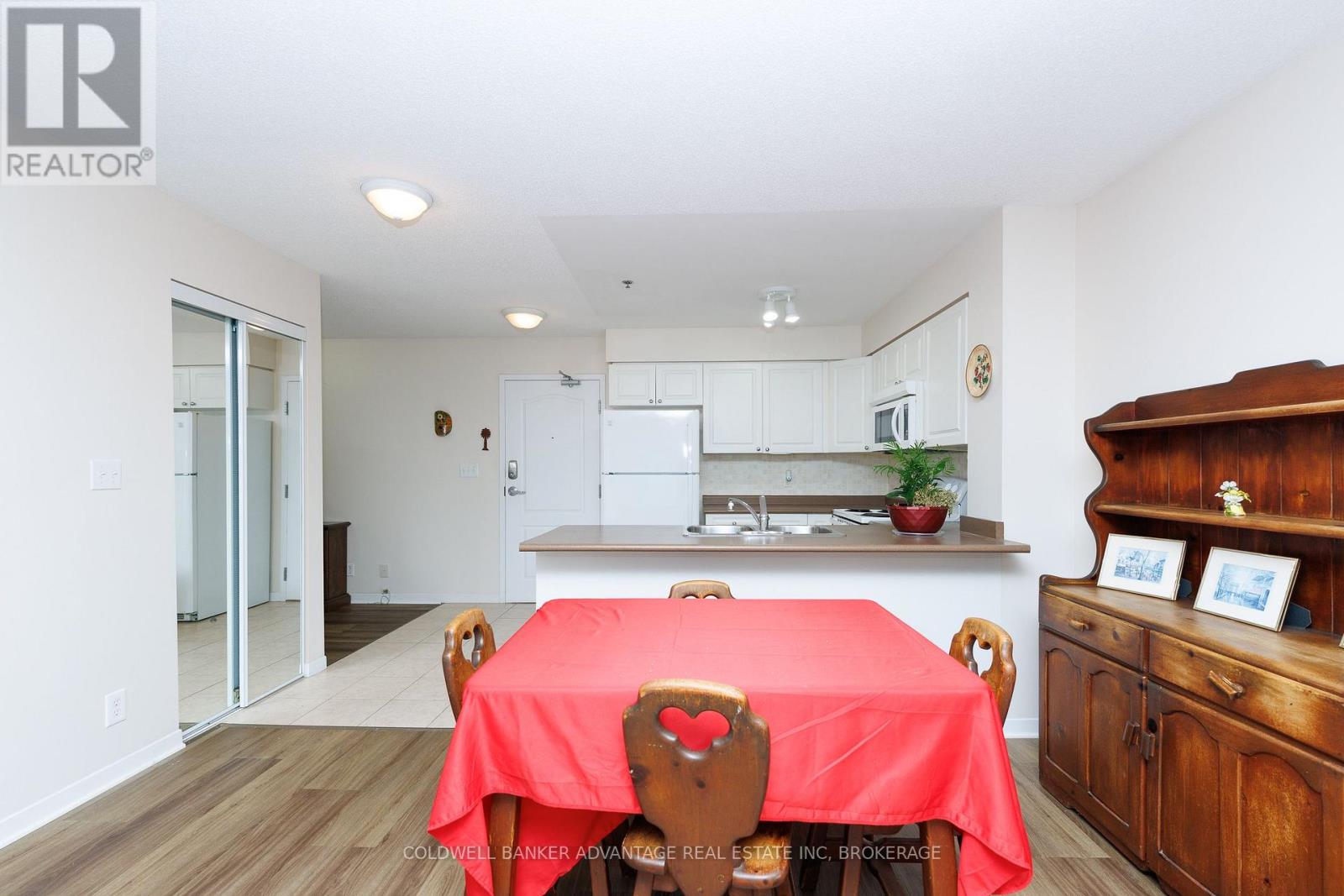 1208 - 330 Prince Charles Drive S, Welland, Ontario  L3C 7B3 - Photo 6 - X13559442