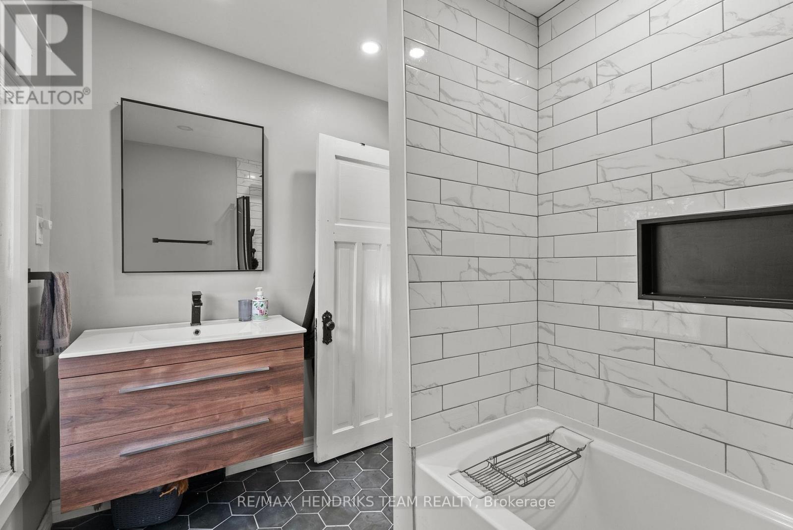 69 Chaplin Avenue, St. Catharines, Ontario  L2R 2E8 - Photo 26 - X13568050
