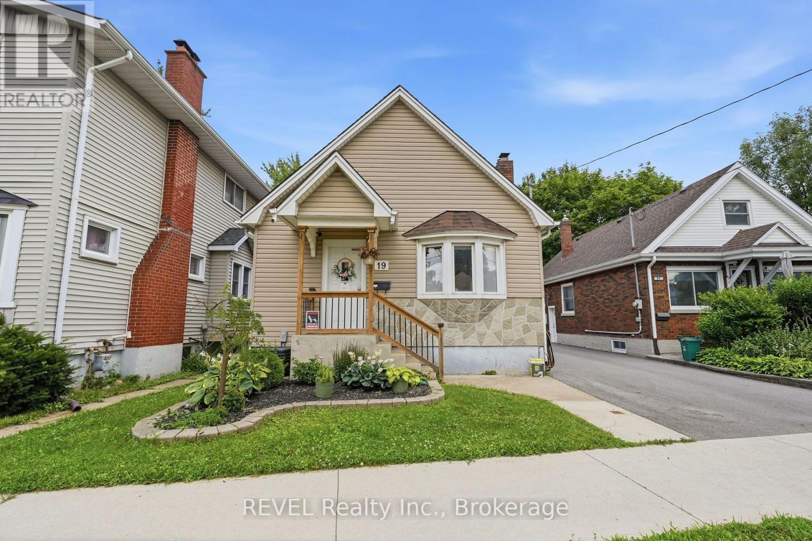 19 Leeper Street, St. Catharines, Ontario  L2S 2M9 - Photo 1 - X13569428