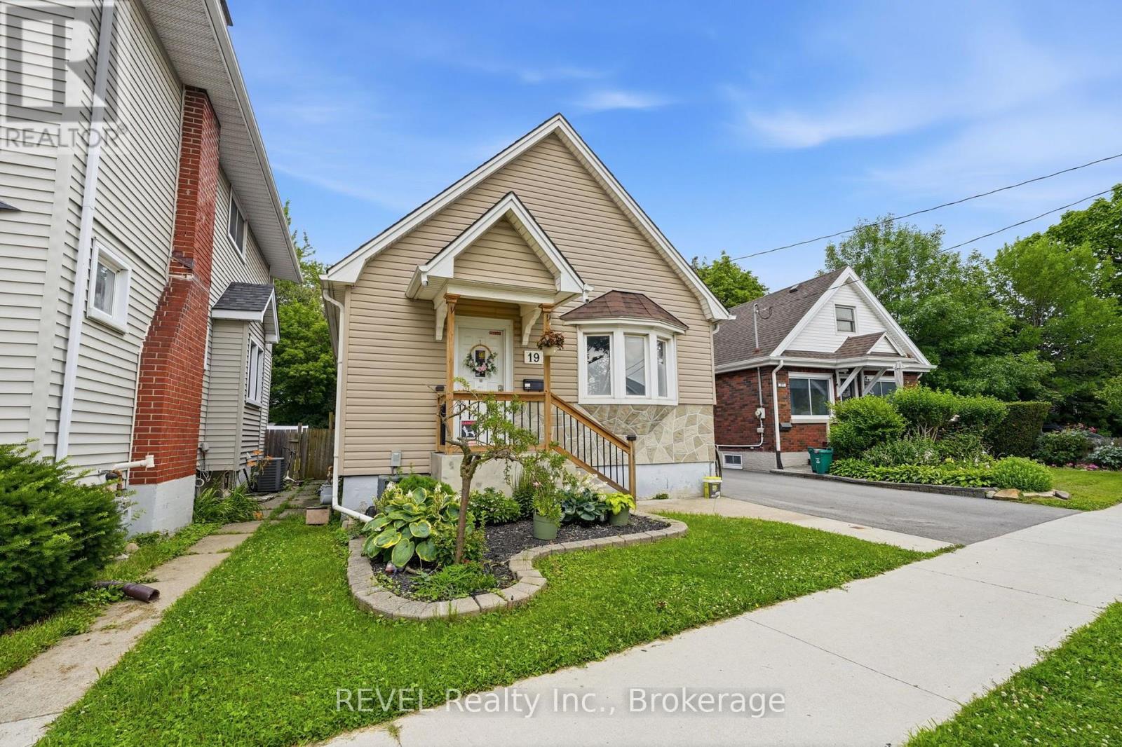 19 Leeper Street, St. Catharines, Ontario  L2S 2M9 - Photo 2 - X13569428