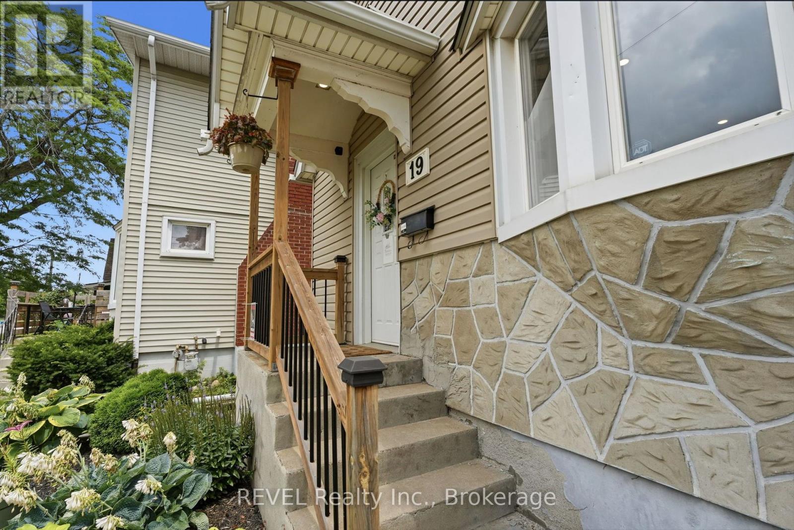 19 Leeper Street, St. Catharines, Ontario  L2S 2M9 - Photo 4 - X13569428