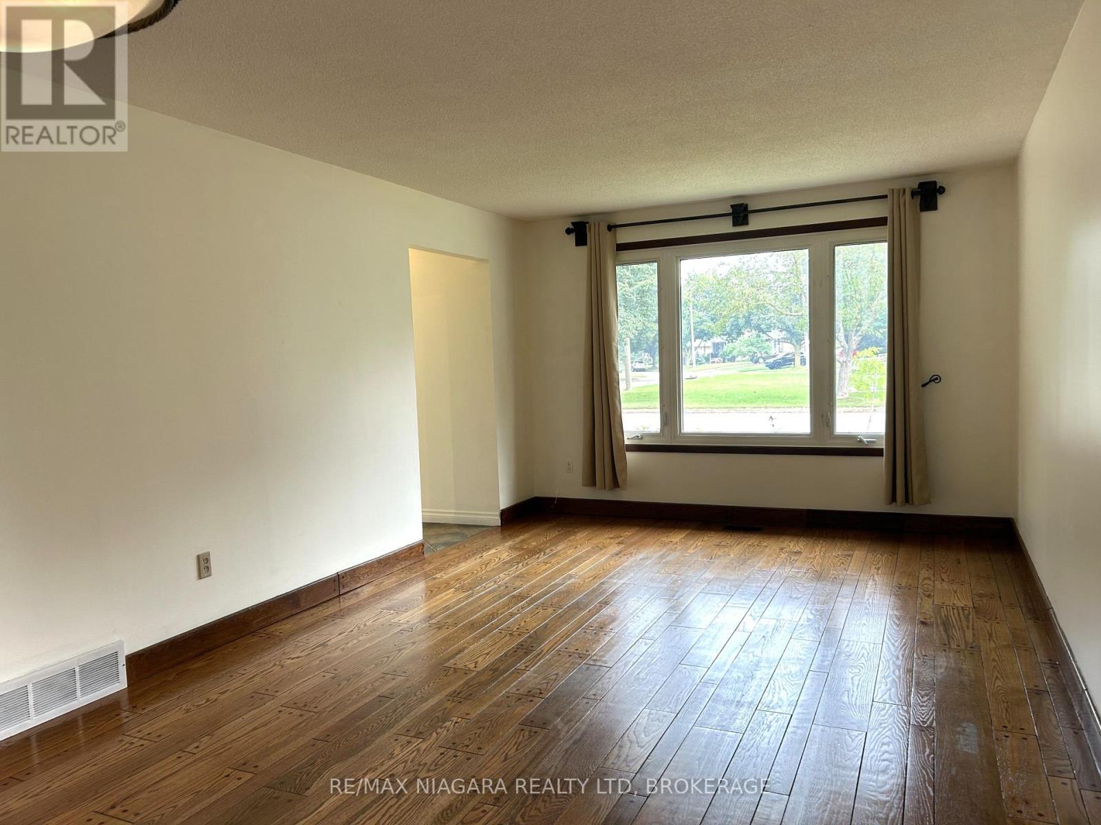 26 Friars Court, St. Catharines, Ontario  L2N 6B5 - Photo 2 - X13570122