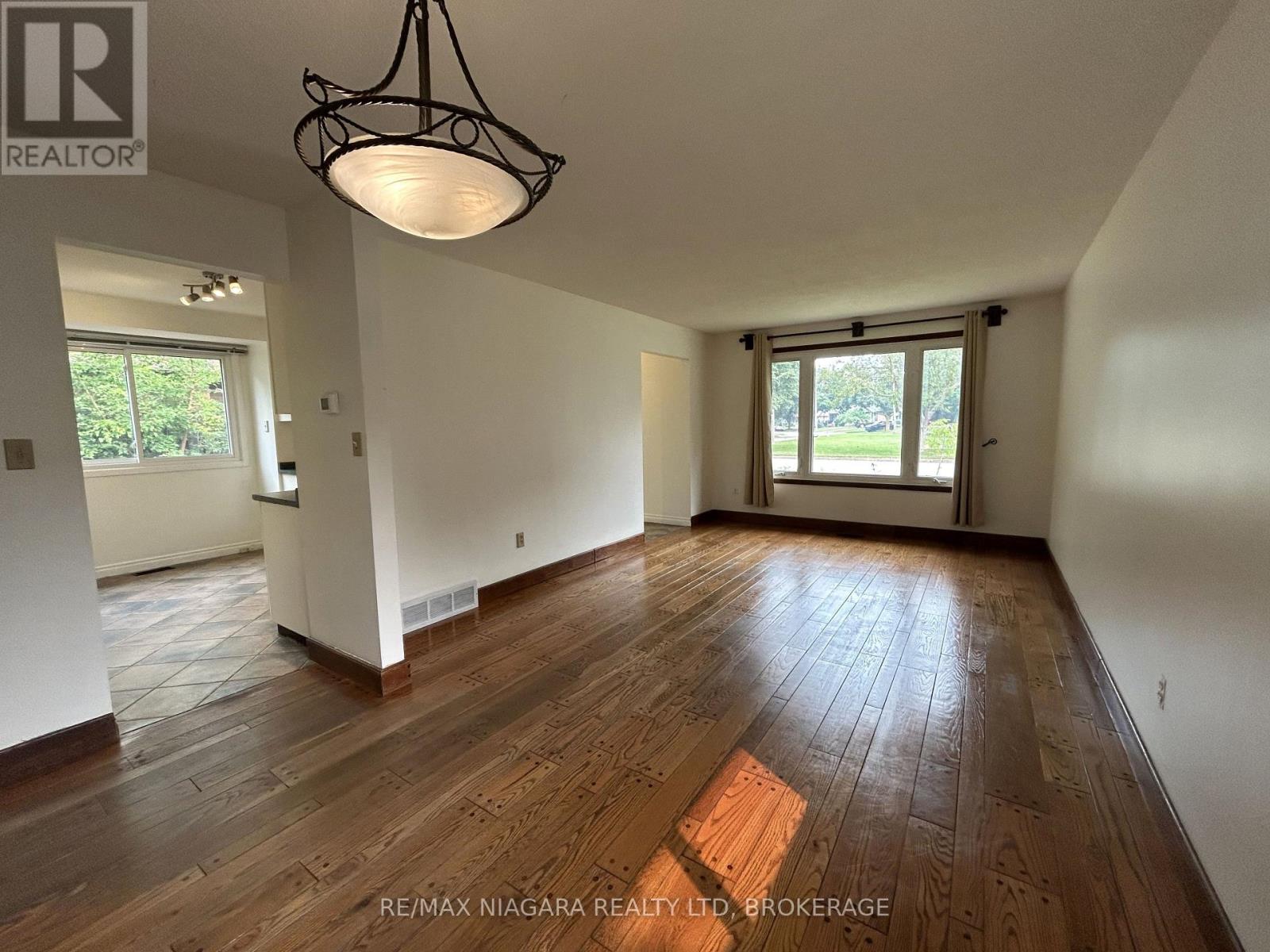 26 Friars Court, St. Catharines, Ontario  L2N 6B5 - Photo 3 - X13570122