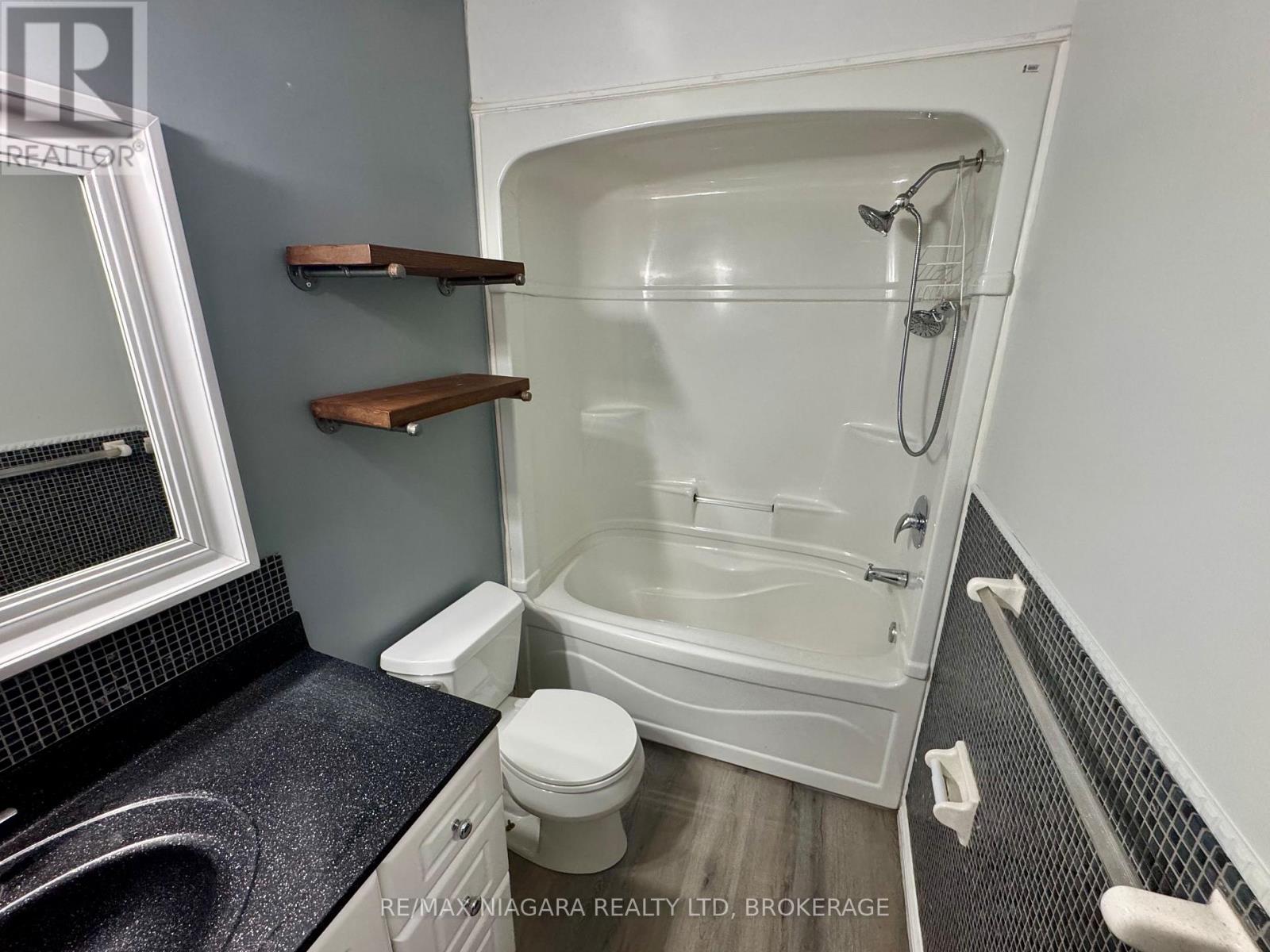 8 Lakehurst Drive, St. Catharines, Ontario  L2N 4C2 - Photo 11 - X13586684