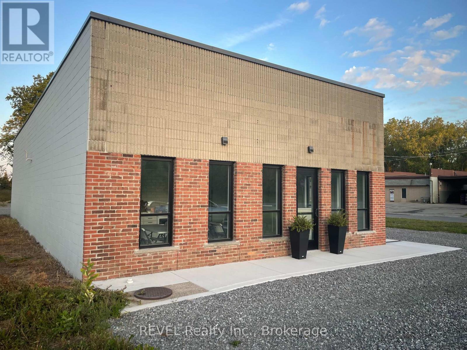 8455 Stanley Avenue, Niagara Falls, Ontario  L2G 0C9 - Photo 1 - X13594840