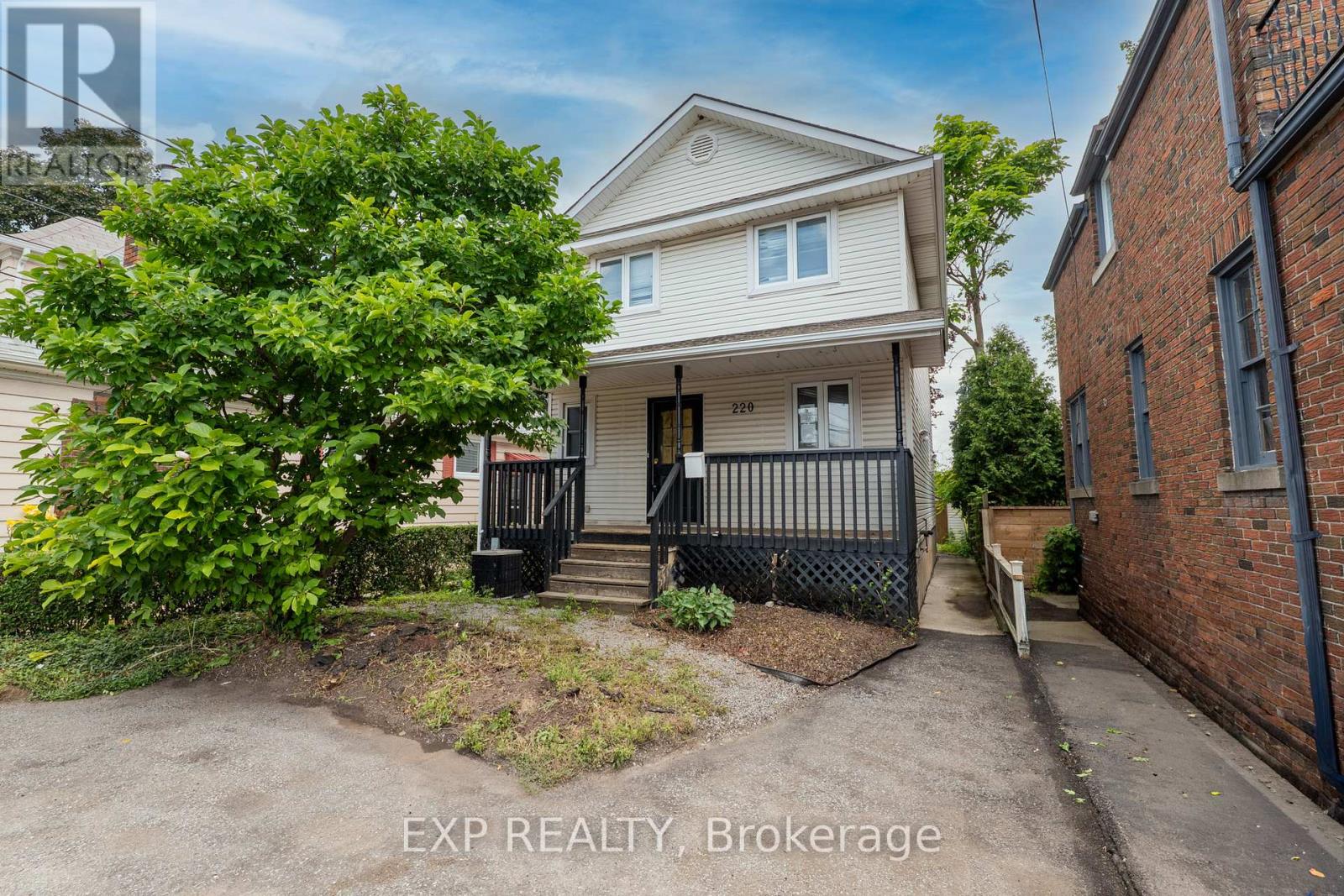 220 Geneva Street, St. Catharines, Ontario  L2R 4P8 - Photo 1 - X13604036