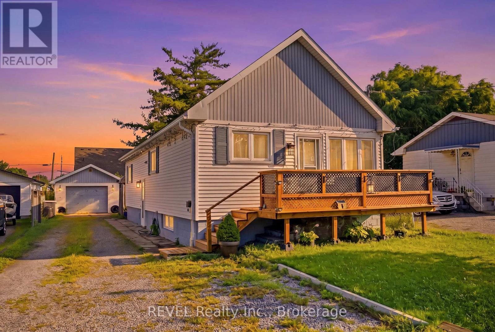 9 Cambridge Avenue, St. Catharines, Ontario  L2P 1W6 - Photo 1 - X13622976