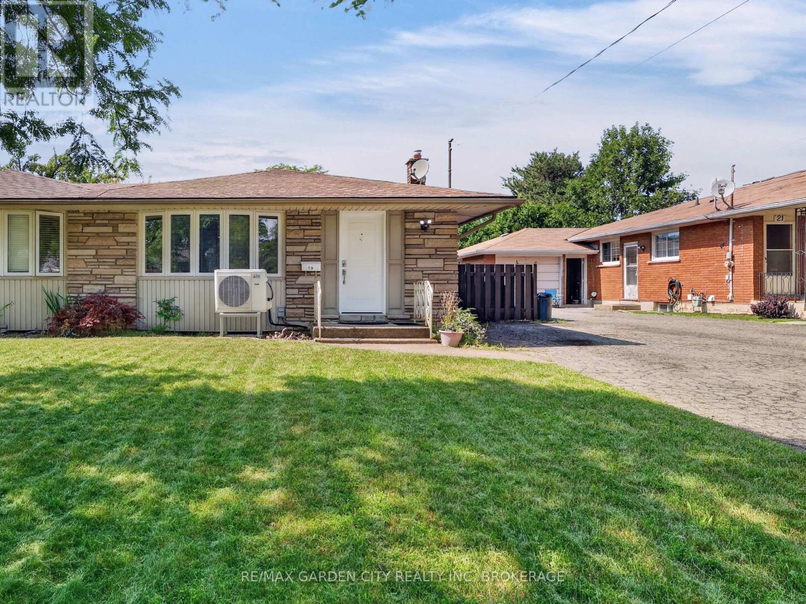 19 Black Knight Road, St. Catharines, Ontario  L2N 3B9 - Photo 1 - X13629196