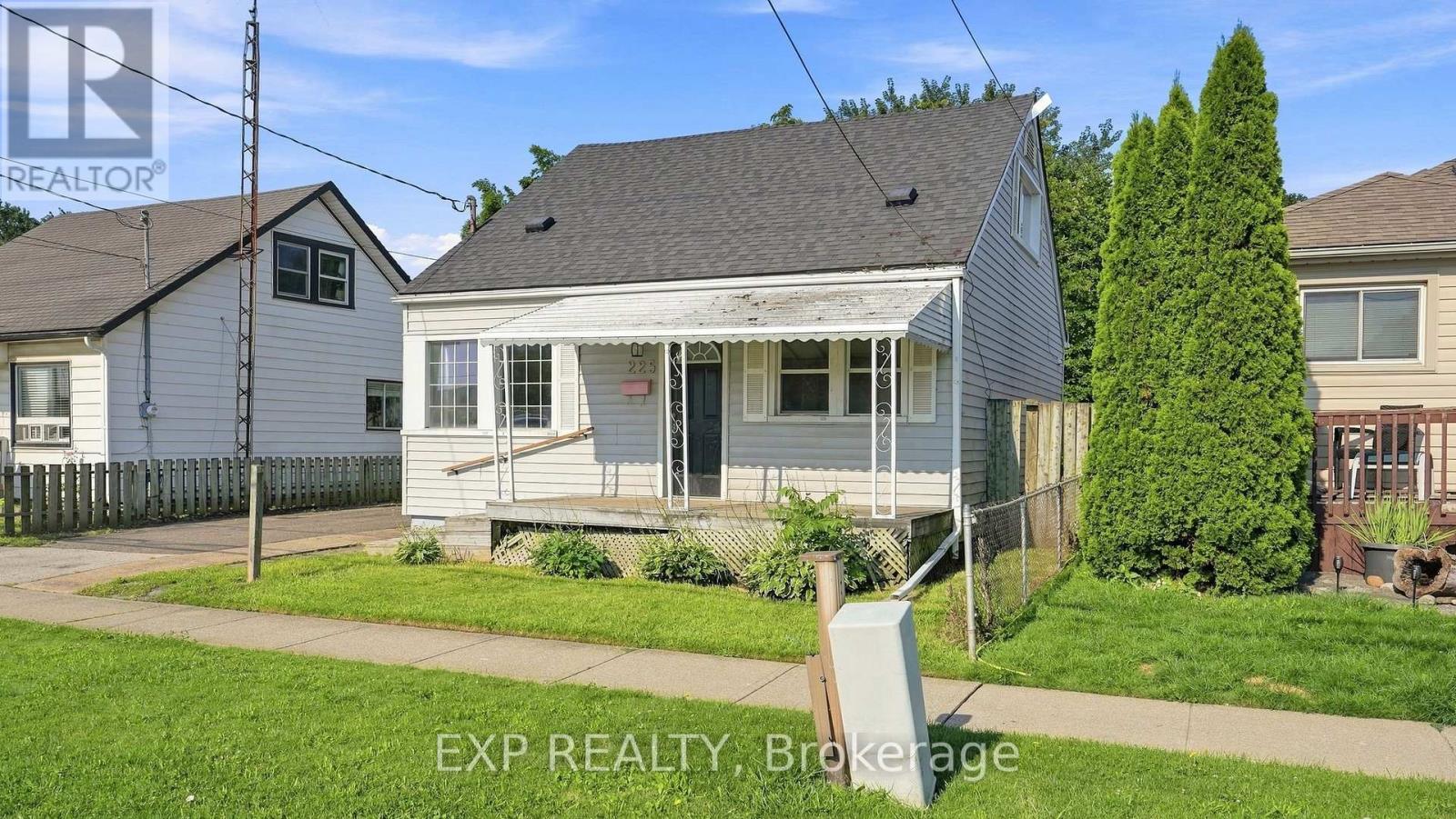 225 Grantham Avenue, St. Catharines, Ontario  L2M 4Z2 - Photo 2 - X13641378