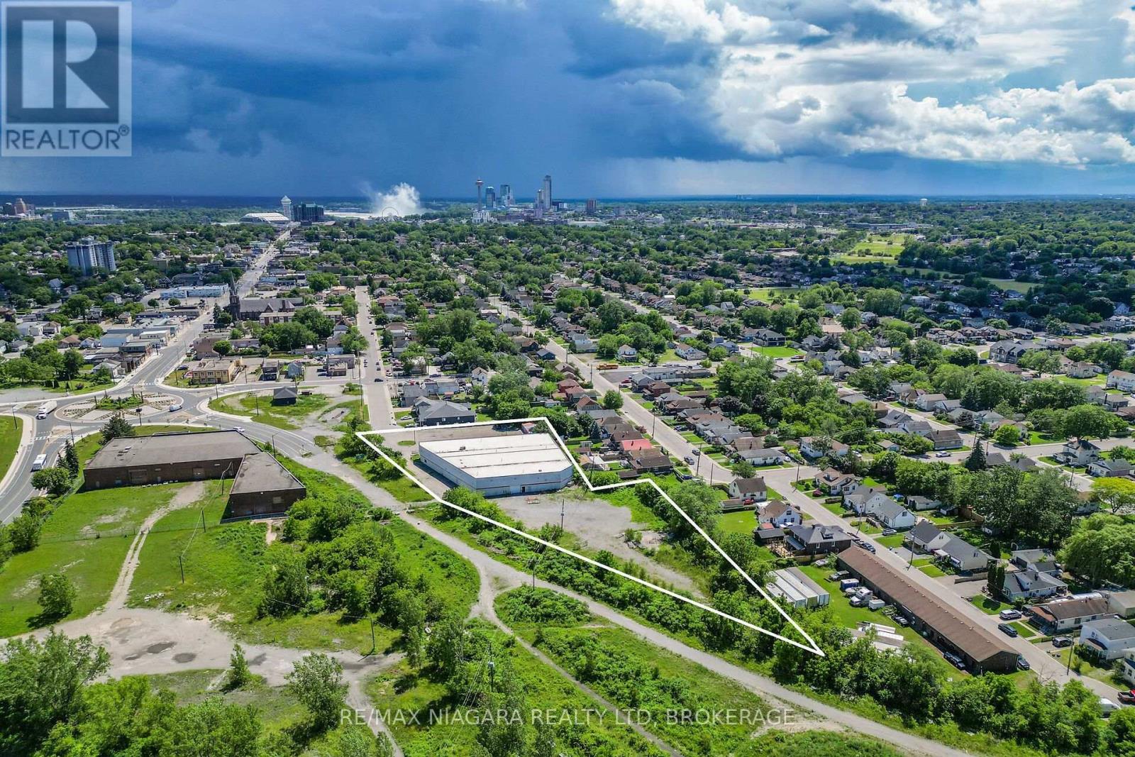 4425 First Avenue N, Niagara Falls, Ontario  L2E 4G1 - Photo 1 - X13604350