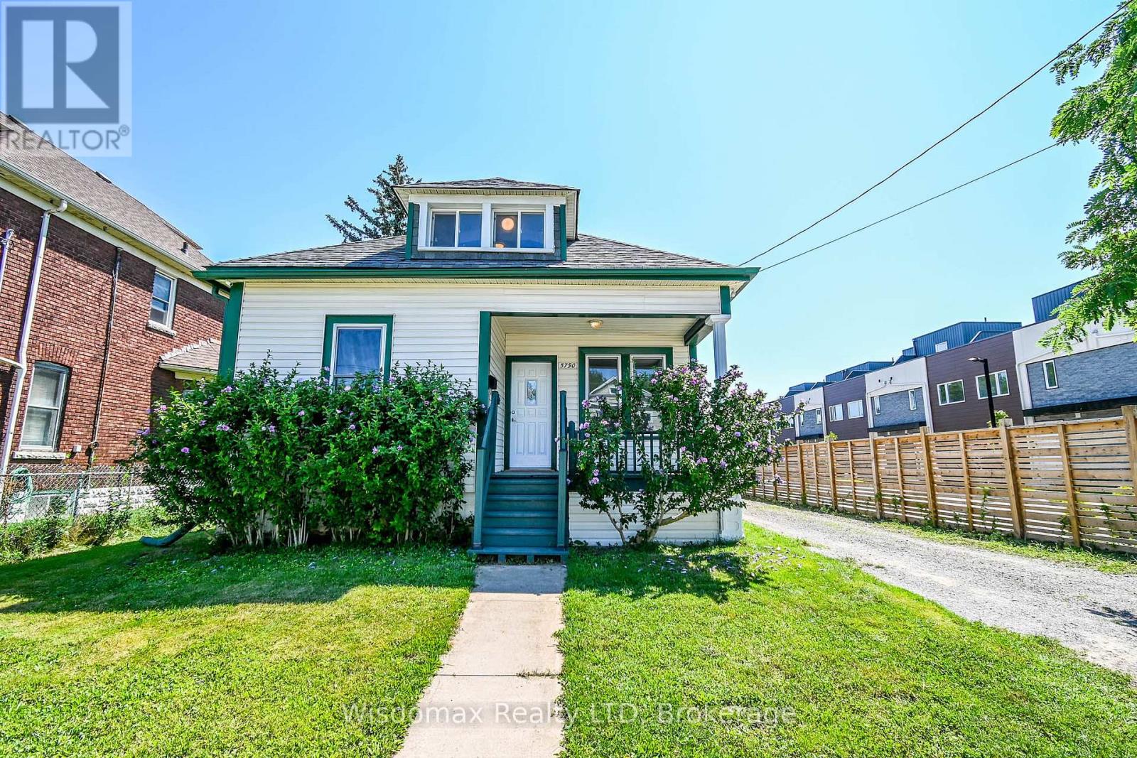 5790 Robinson Street, Niagara Falls, Ontario  L2G 2B2 - Photo 1 - X13656078