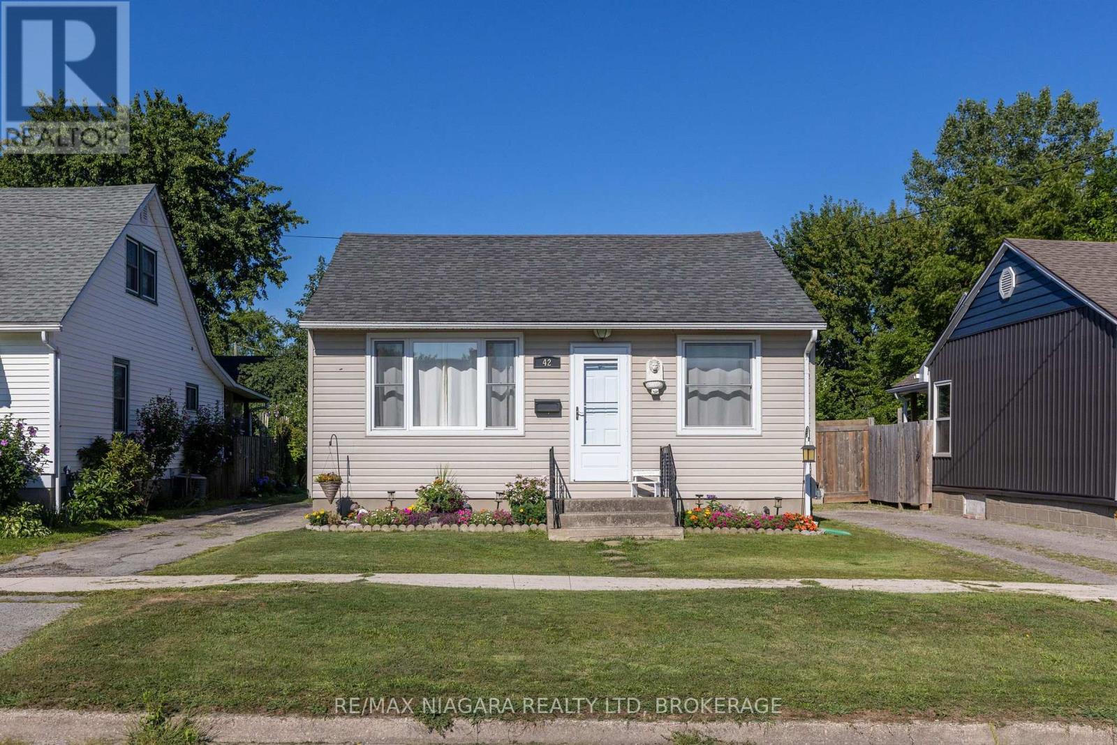 42 Douglas Street, Fort Erie, Ontario  L2A 3W5 - Photo 1 - X13681616