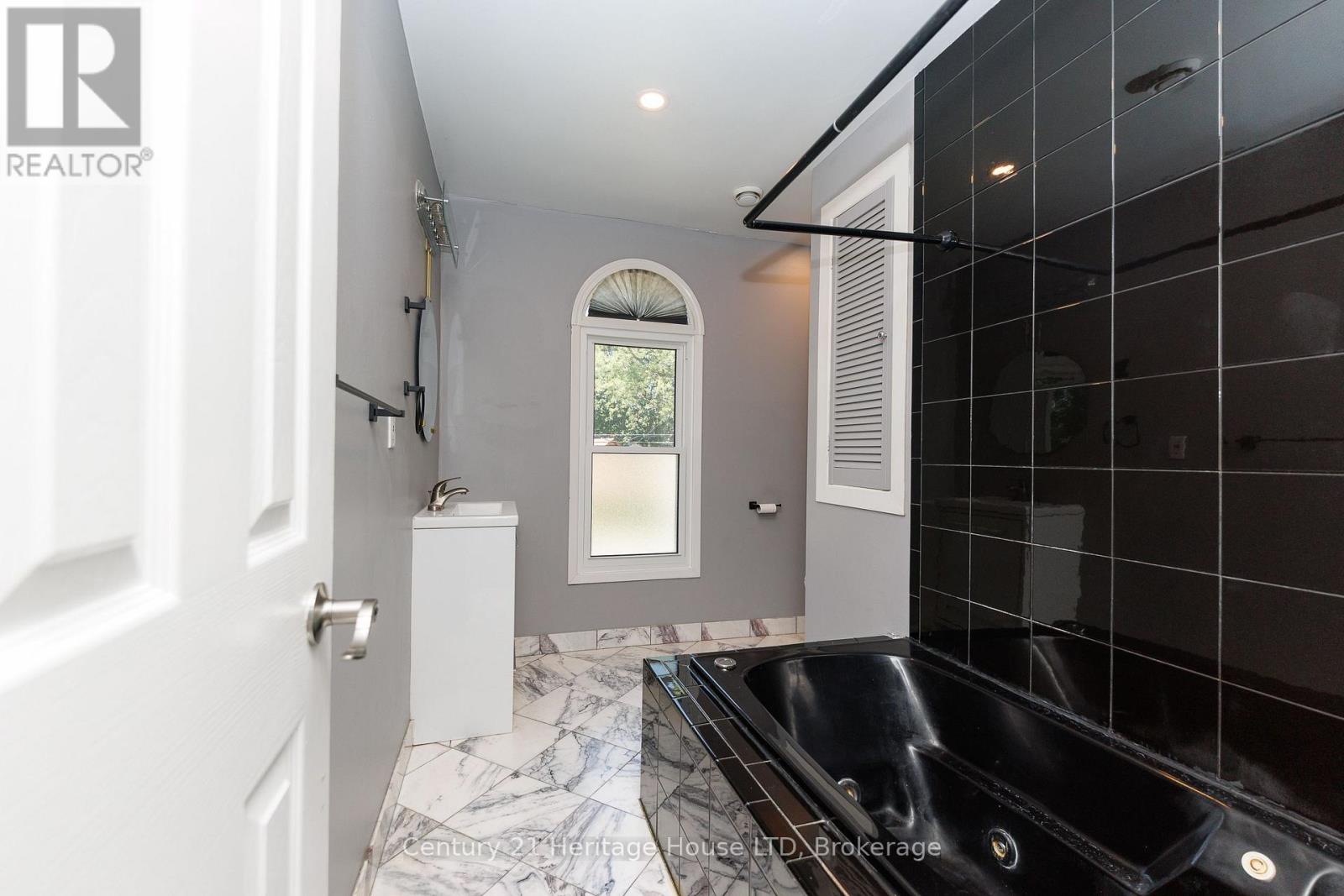 164 Lake Street, St. Catharines, Ontario  L2R 5Y7 - Photo 13 - X13685044