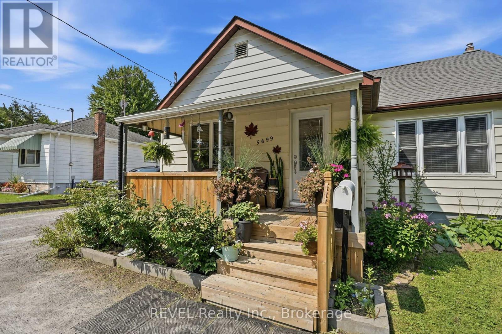 5699 Montrose Road, Niagara Falls, Ontario  L2H 1K9 - Photo 1 - X13686744