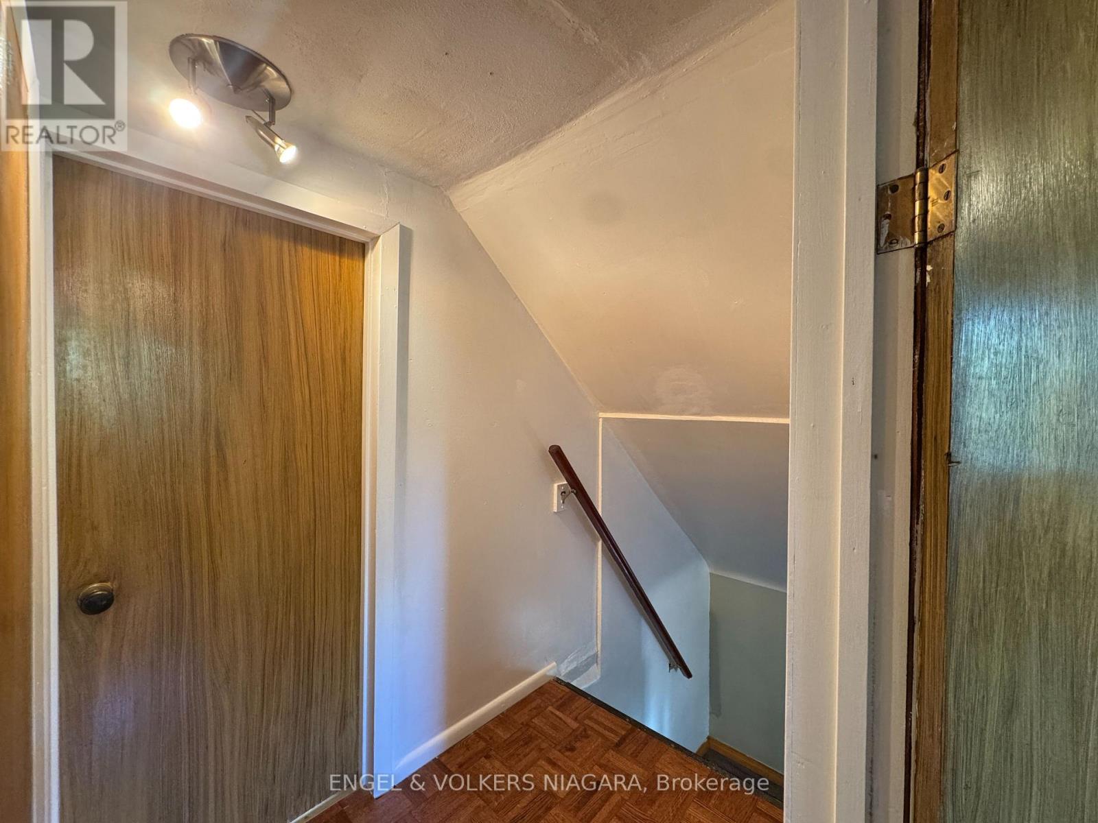 61 Hamilton Street, St. Catharines, Ontario  L2S 1K8 - Photo 5 - X13691588