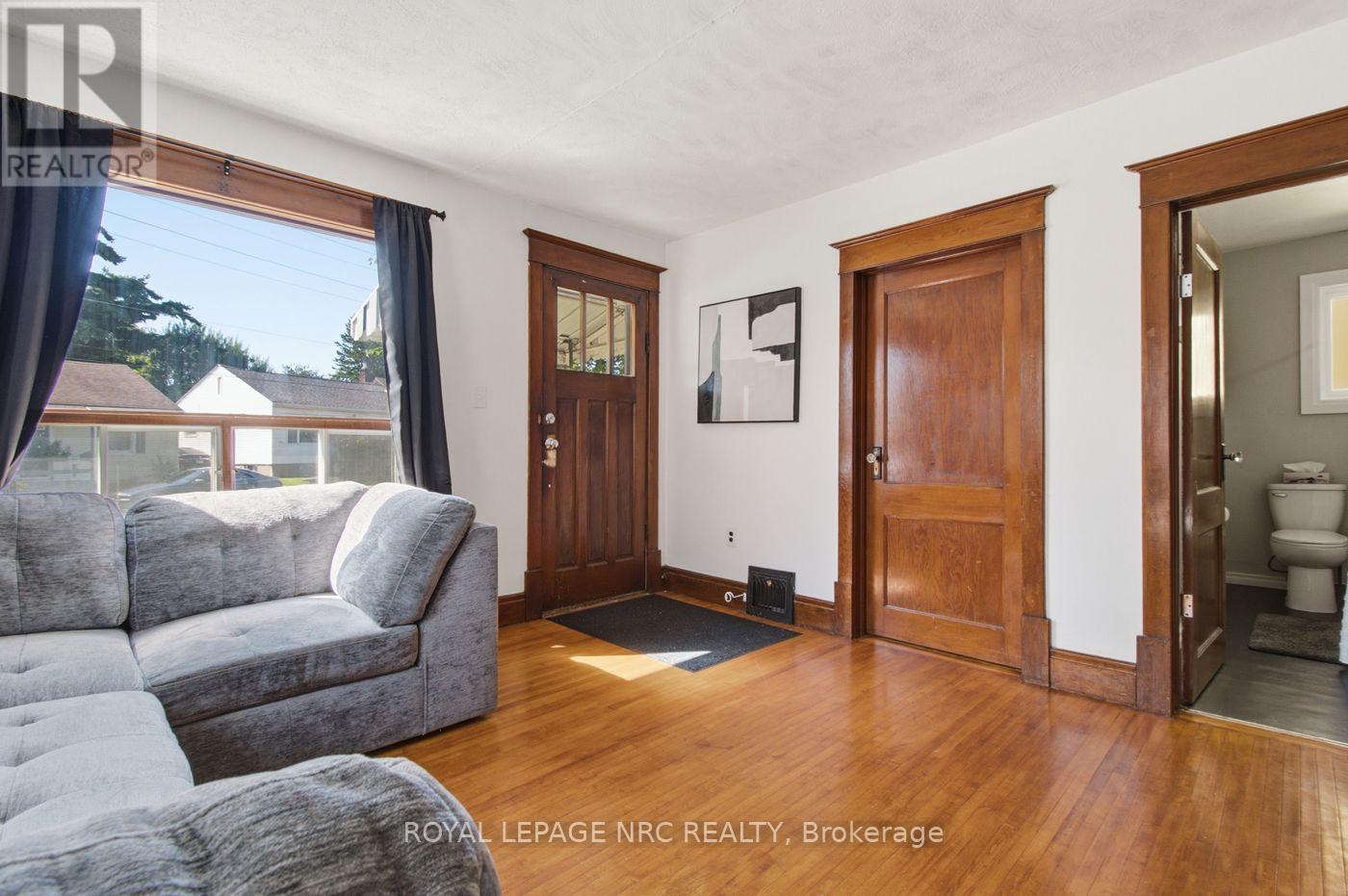79 Carlton Street, St. Catharines, Ontario  L2R 1R1 - Photo 2 - X13695402